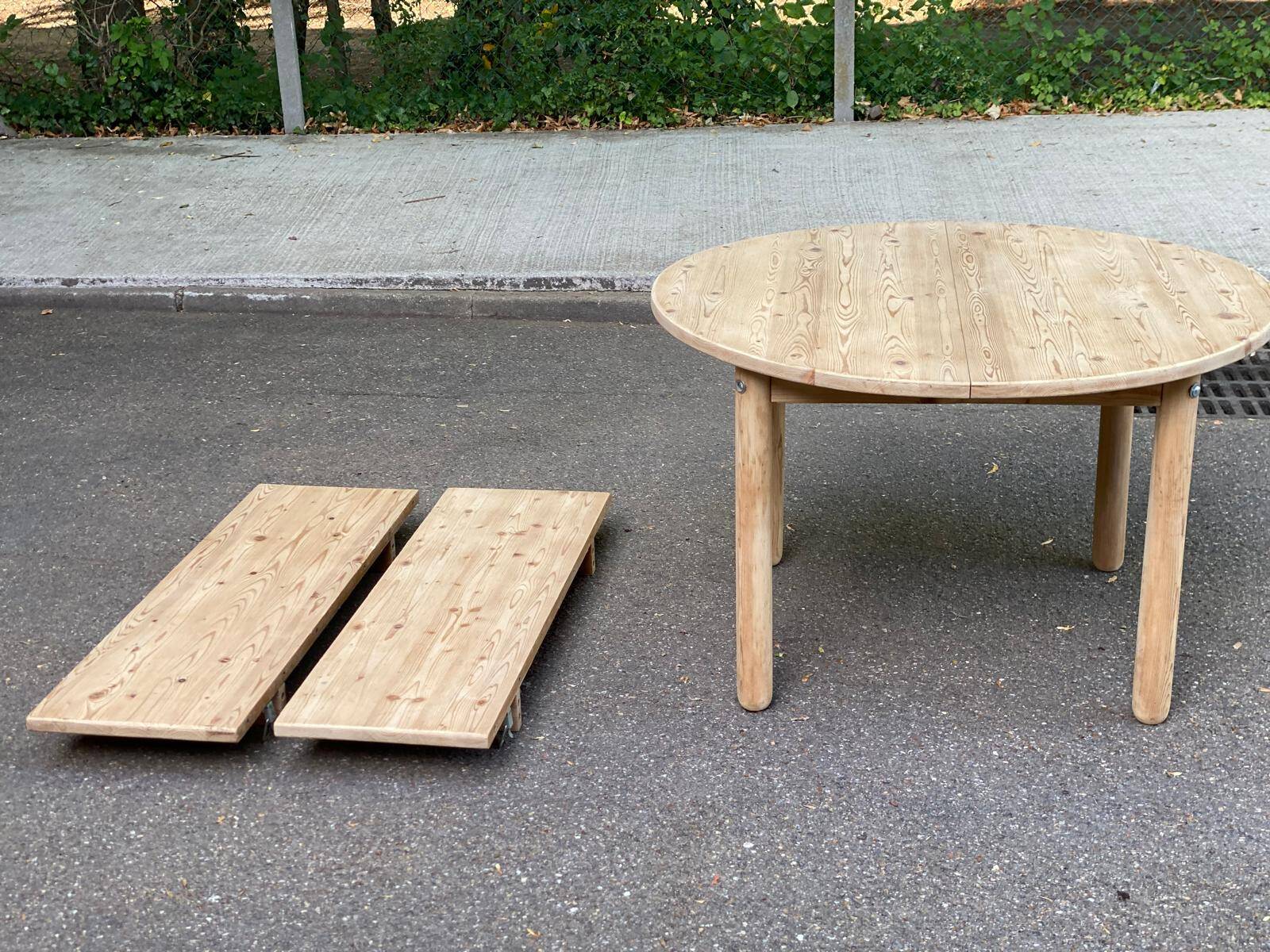 Scandinavian round extendable dining table stripped in solid wood from the 1970s.