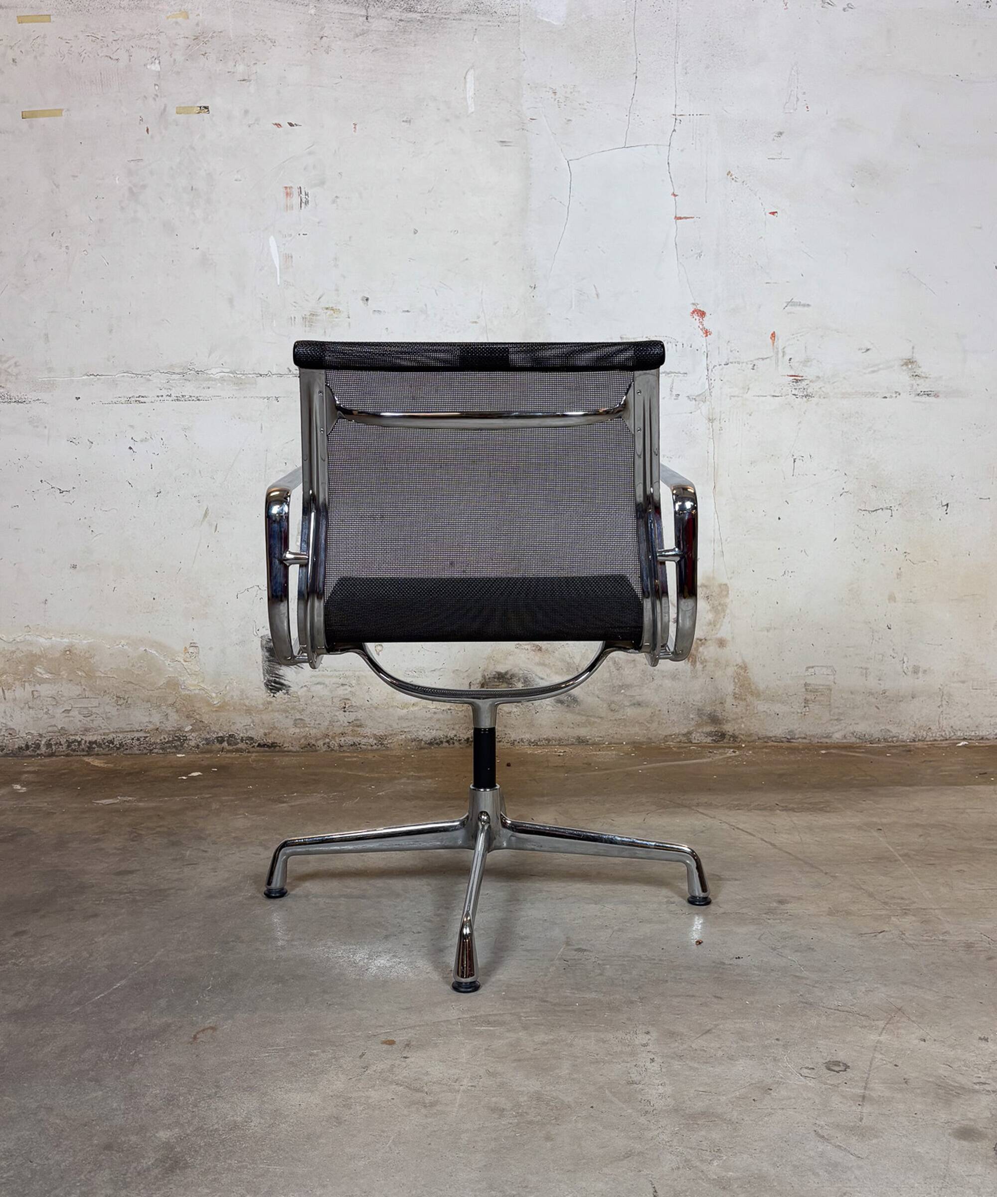 Vitra EA 108 Charles & Ray Eames, maille et aluminium – noir – chaise de tr