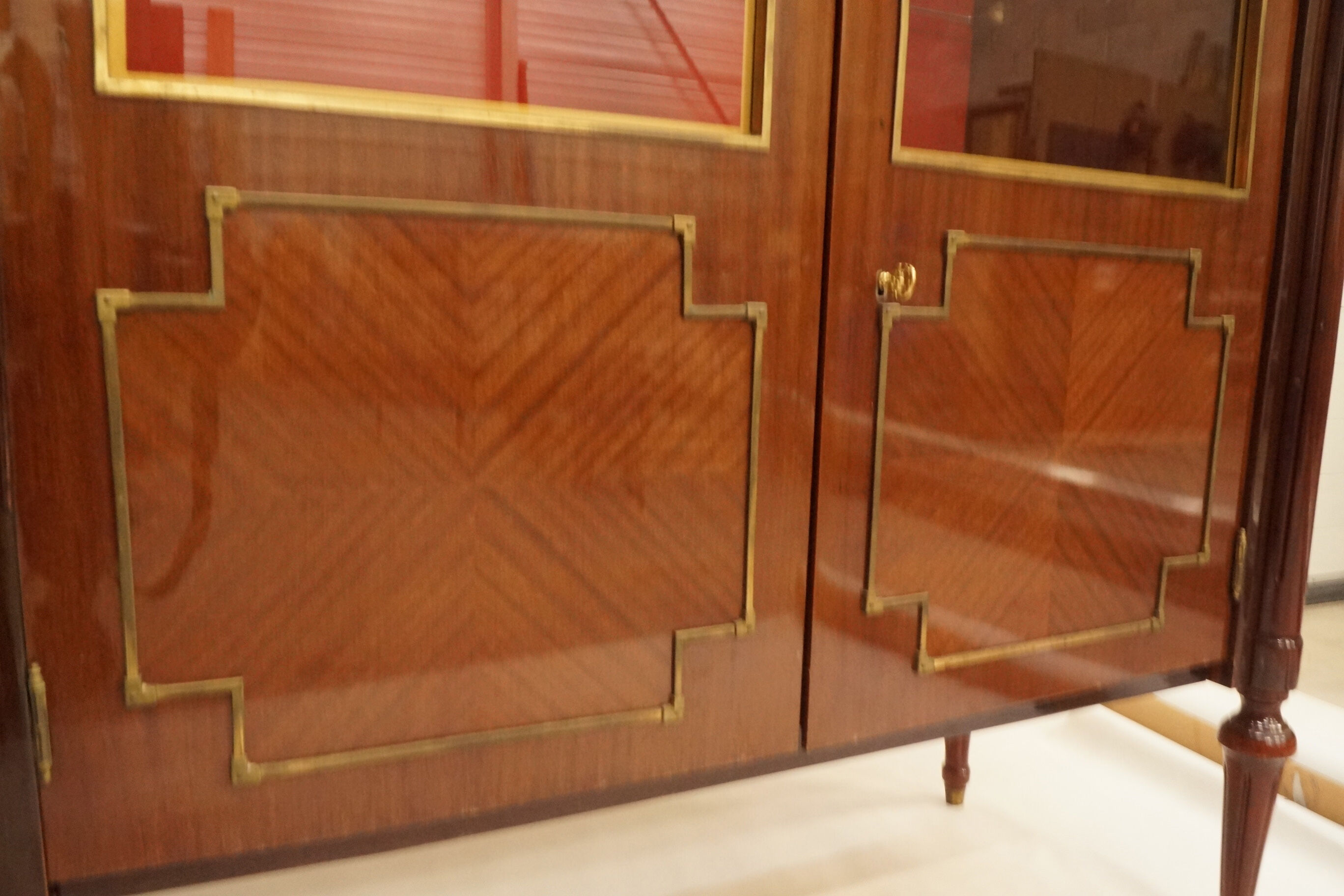 Napoleon III style showcase