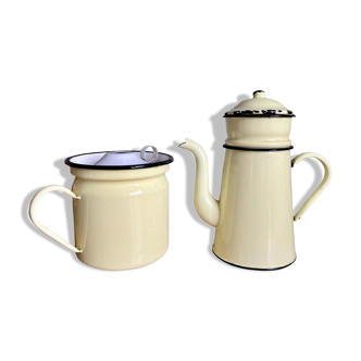 Coffee maker and enamelled milk jug