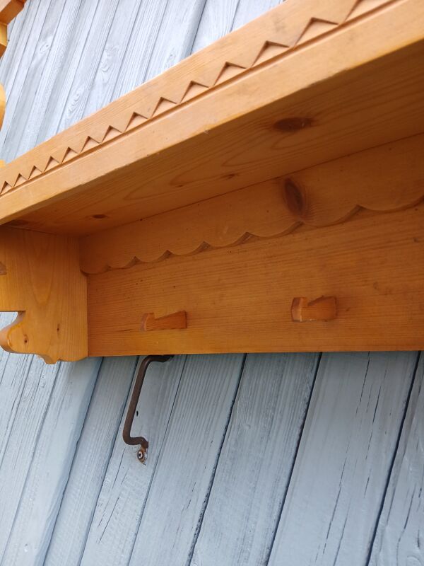 Étagère murale ancienne en bois sculpté