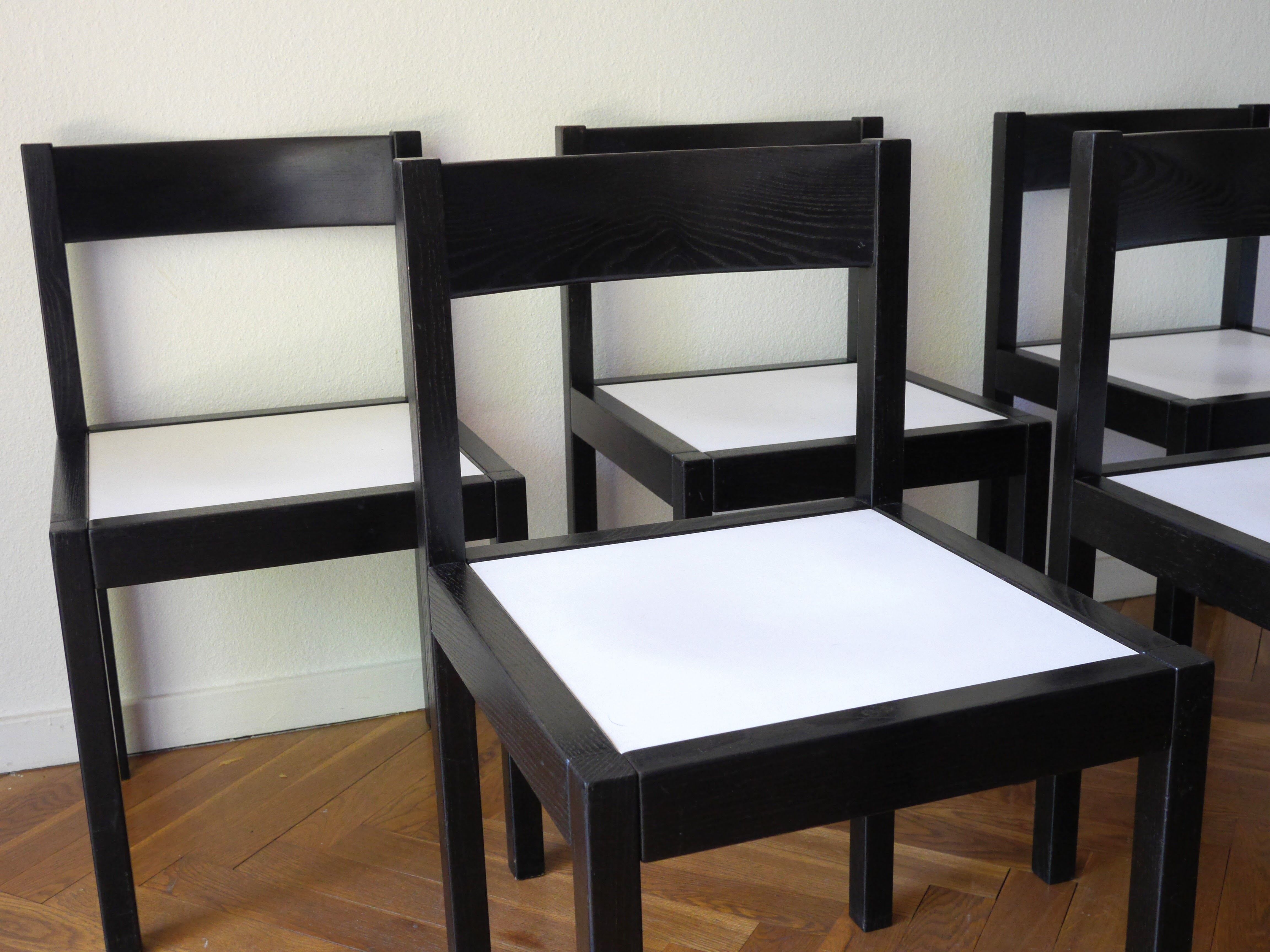 Ensemble de 6 chaises à manger noir et blanc du milieu du siècle