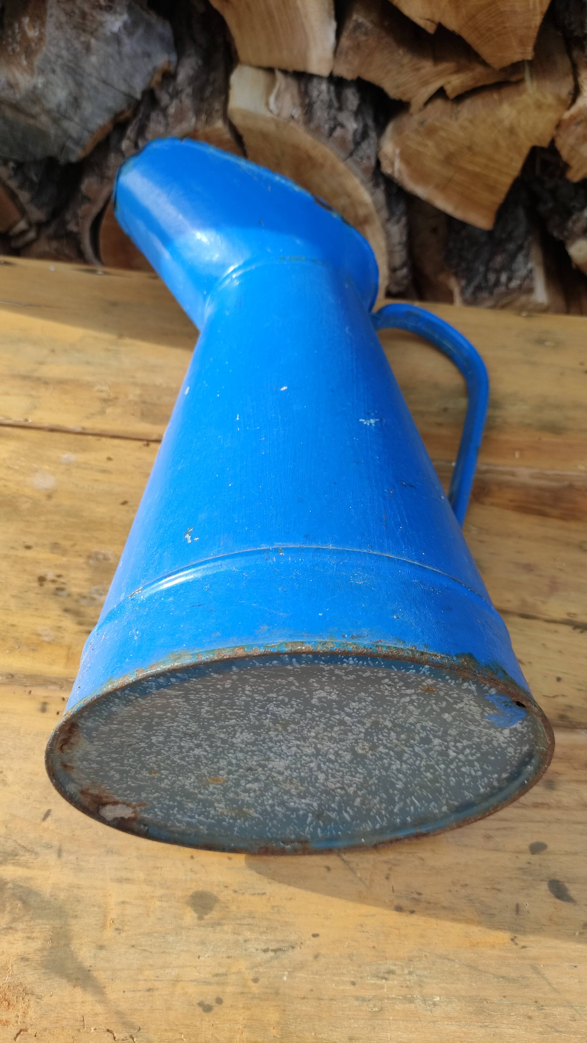 Broc vintage en métal émaillé bleu