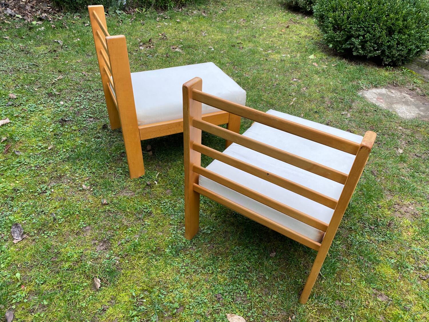 Pair of chalet-style lounge chairs in ecru cotton, circa 1960