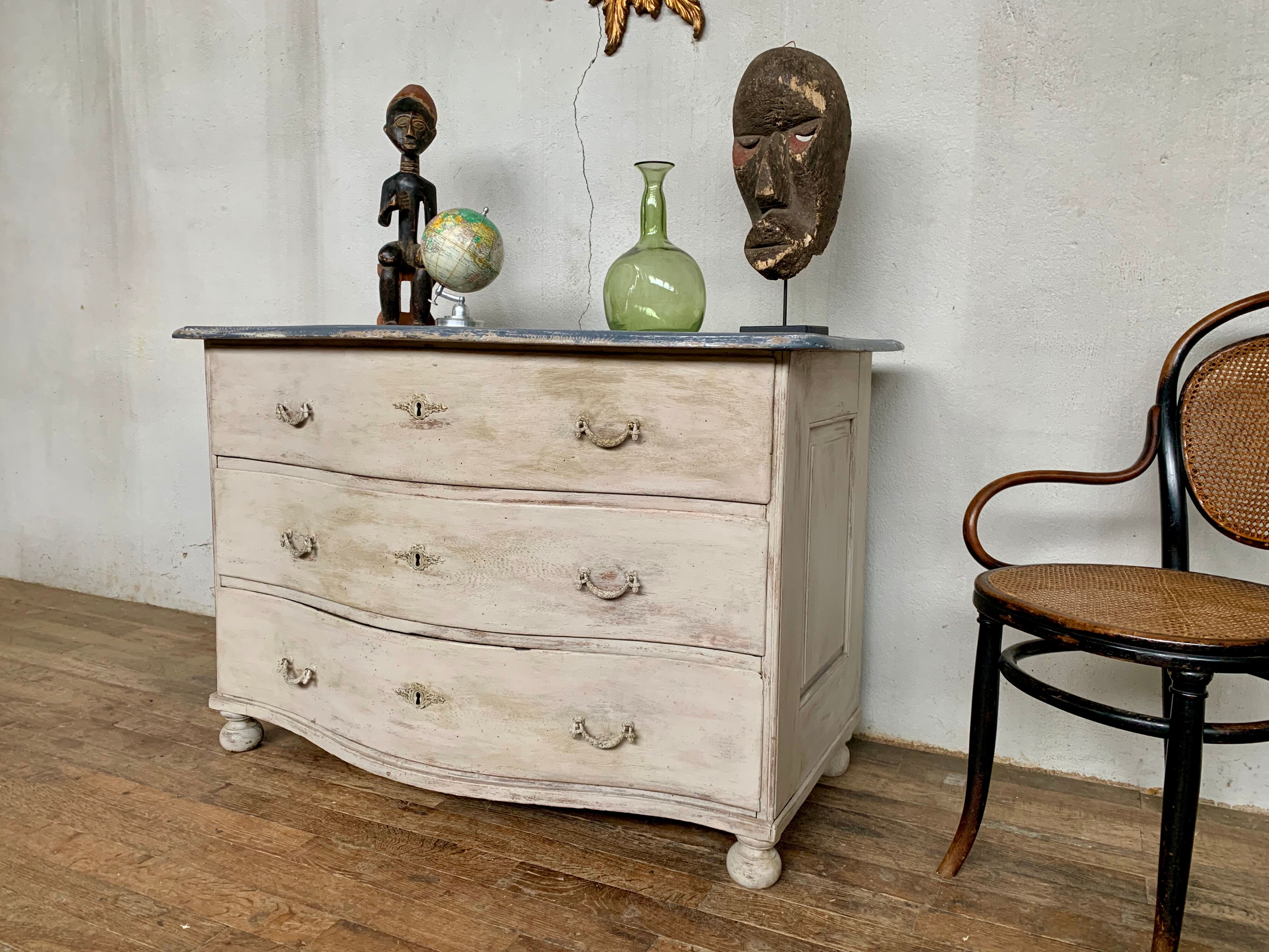 Curved chest of drawers in fine oak XVlllème