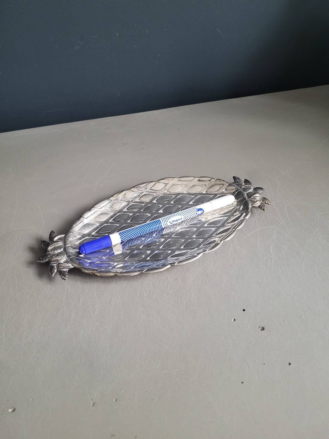 Silver pineapple pocket emptier