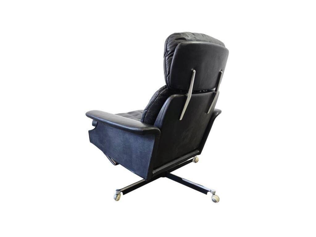 Vintage black leather armchair / lounge chair / relax seat