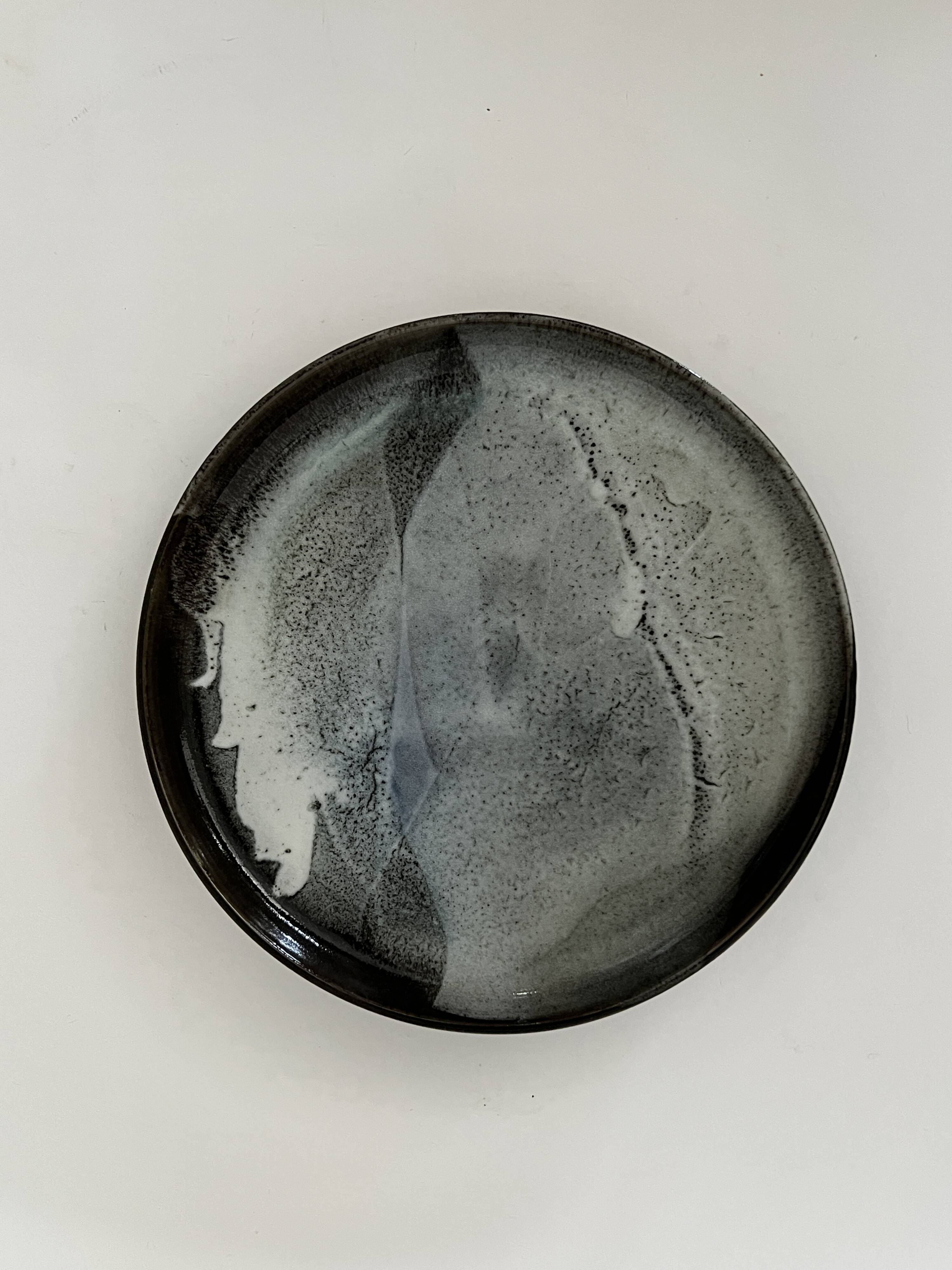 Grand plat en céramique émaillée fait main et signé PM, France 1970