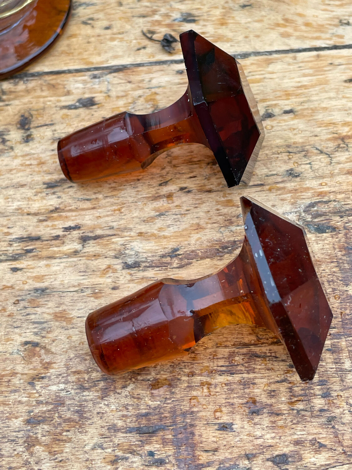 2 carafes cap and vintage amber base