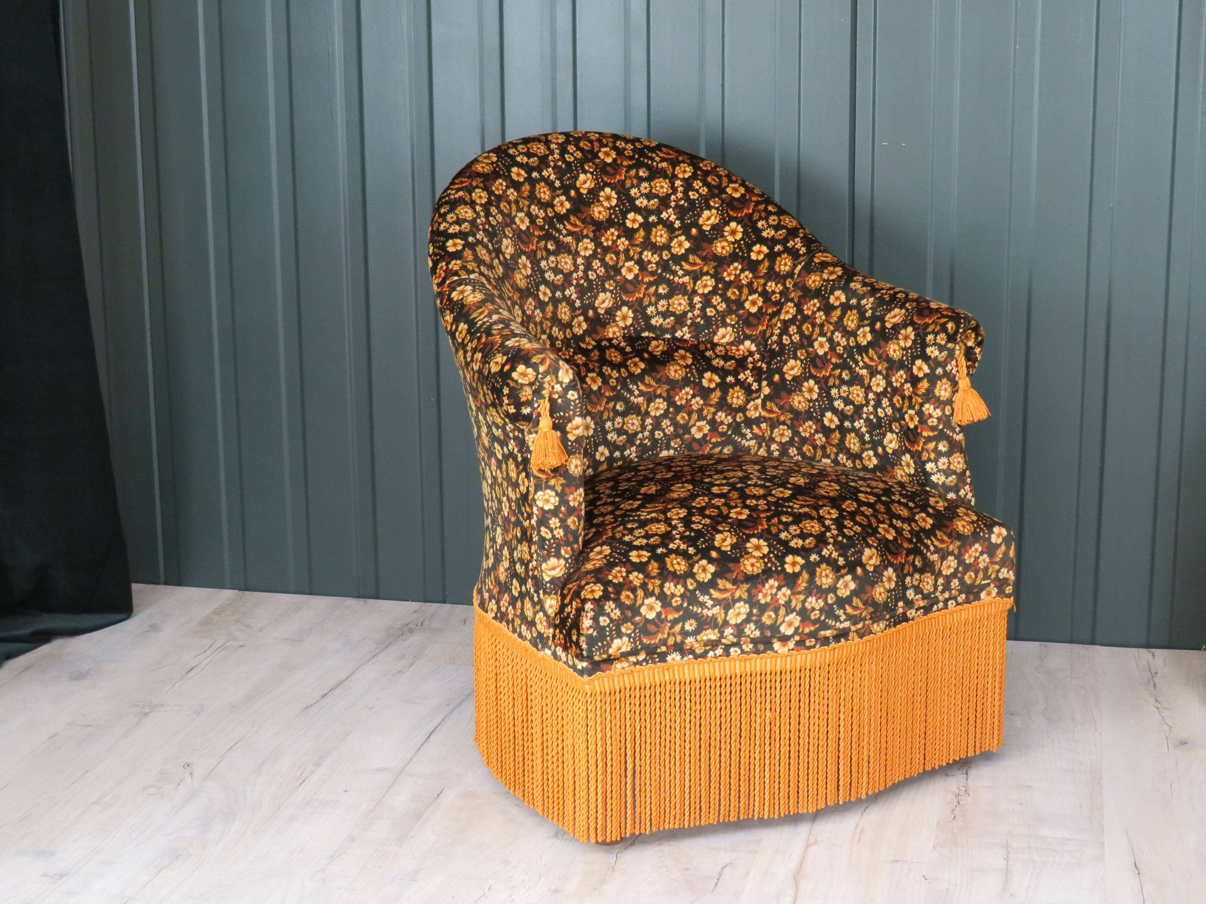 Velvet toad chair