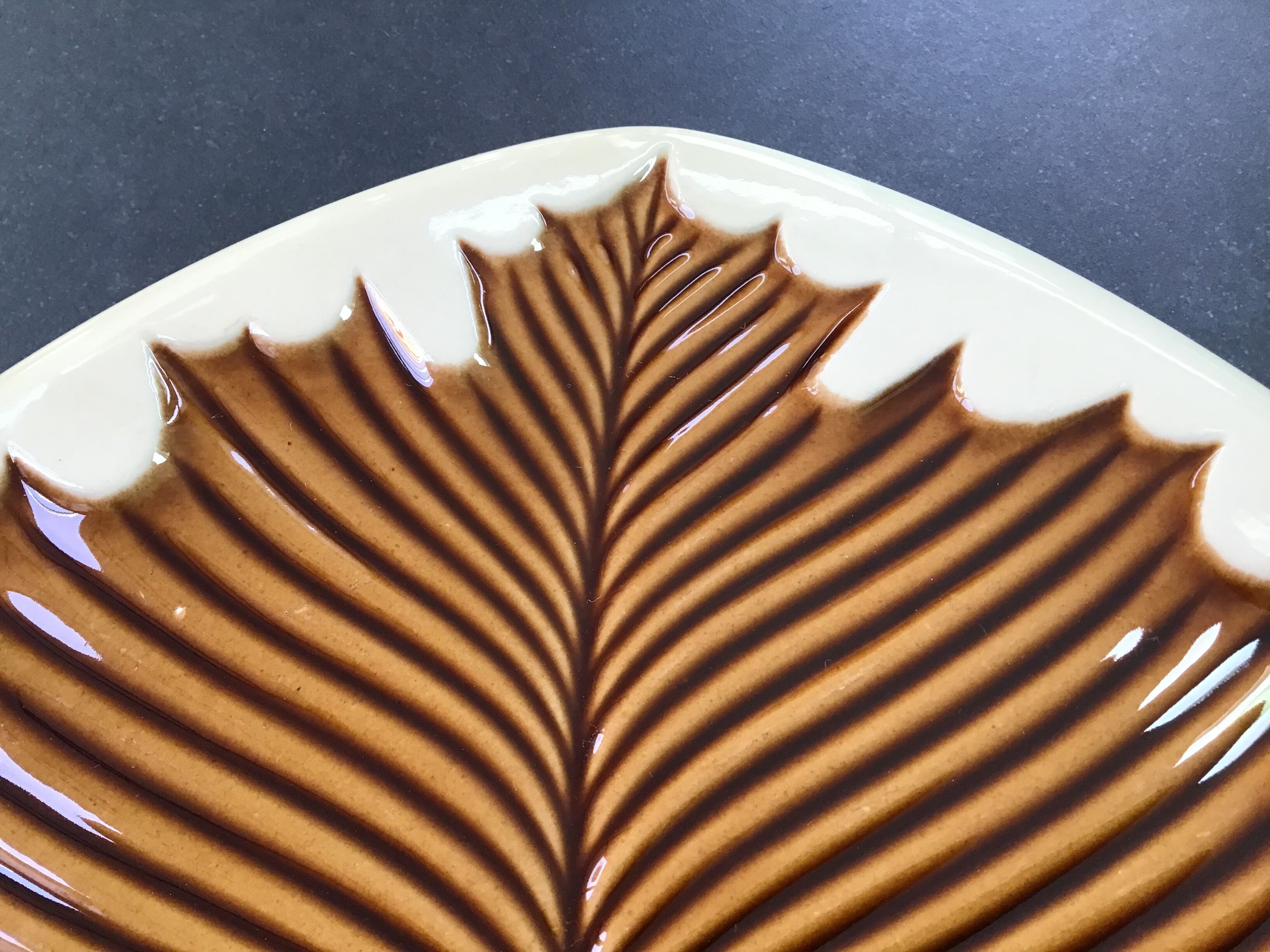 Verceram cheese board, leaf decoration