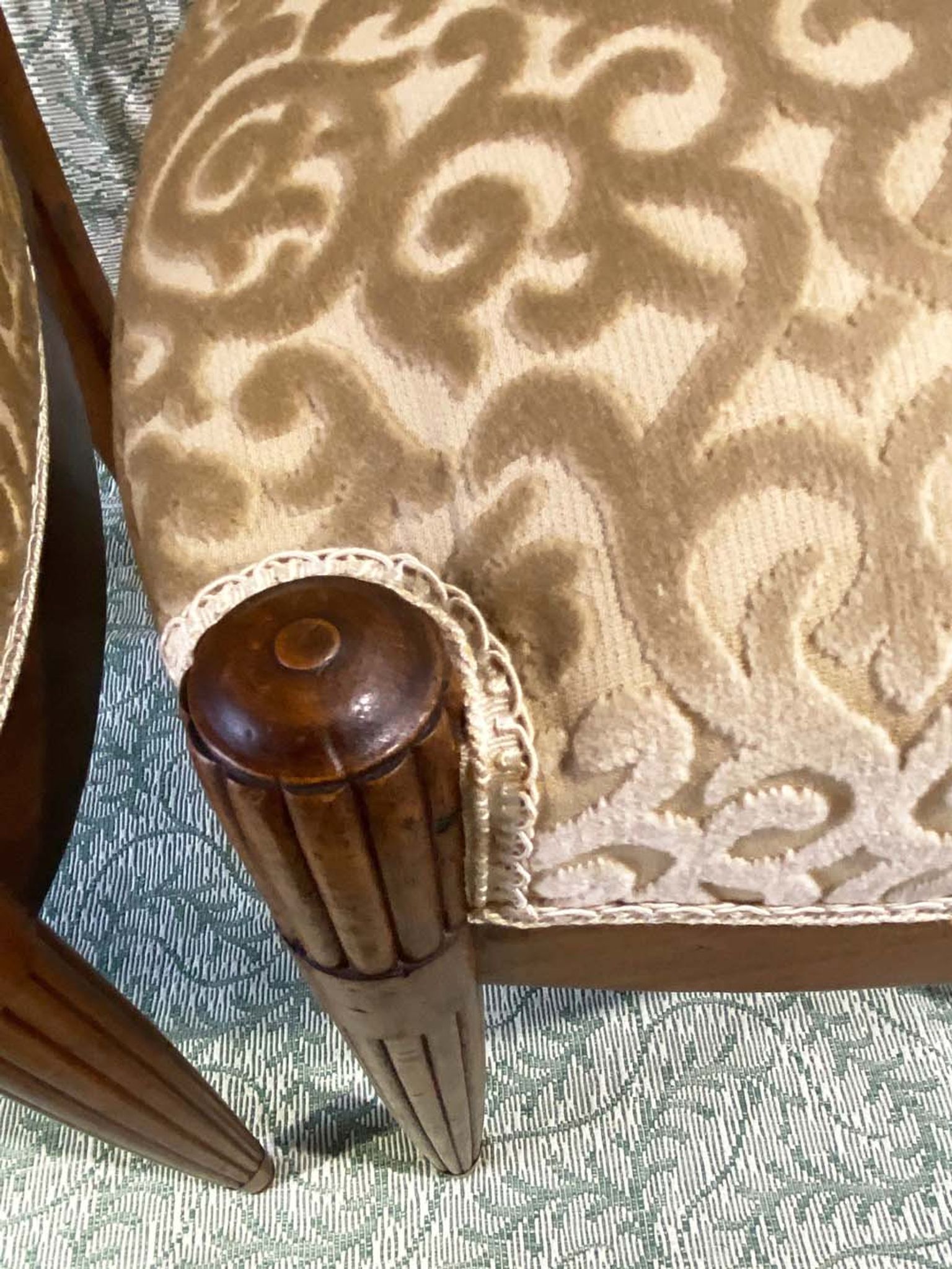 Paire de chaises anciennes en noyer