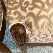 Paire de chaises anciennes en noyer