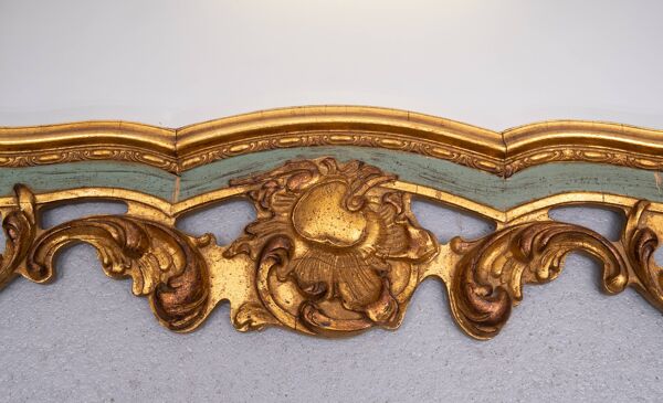 Miroir biseauté de style Louis XV baroque doré avec étiquette ''Brevete'', années 1950.