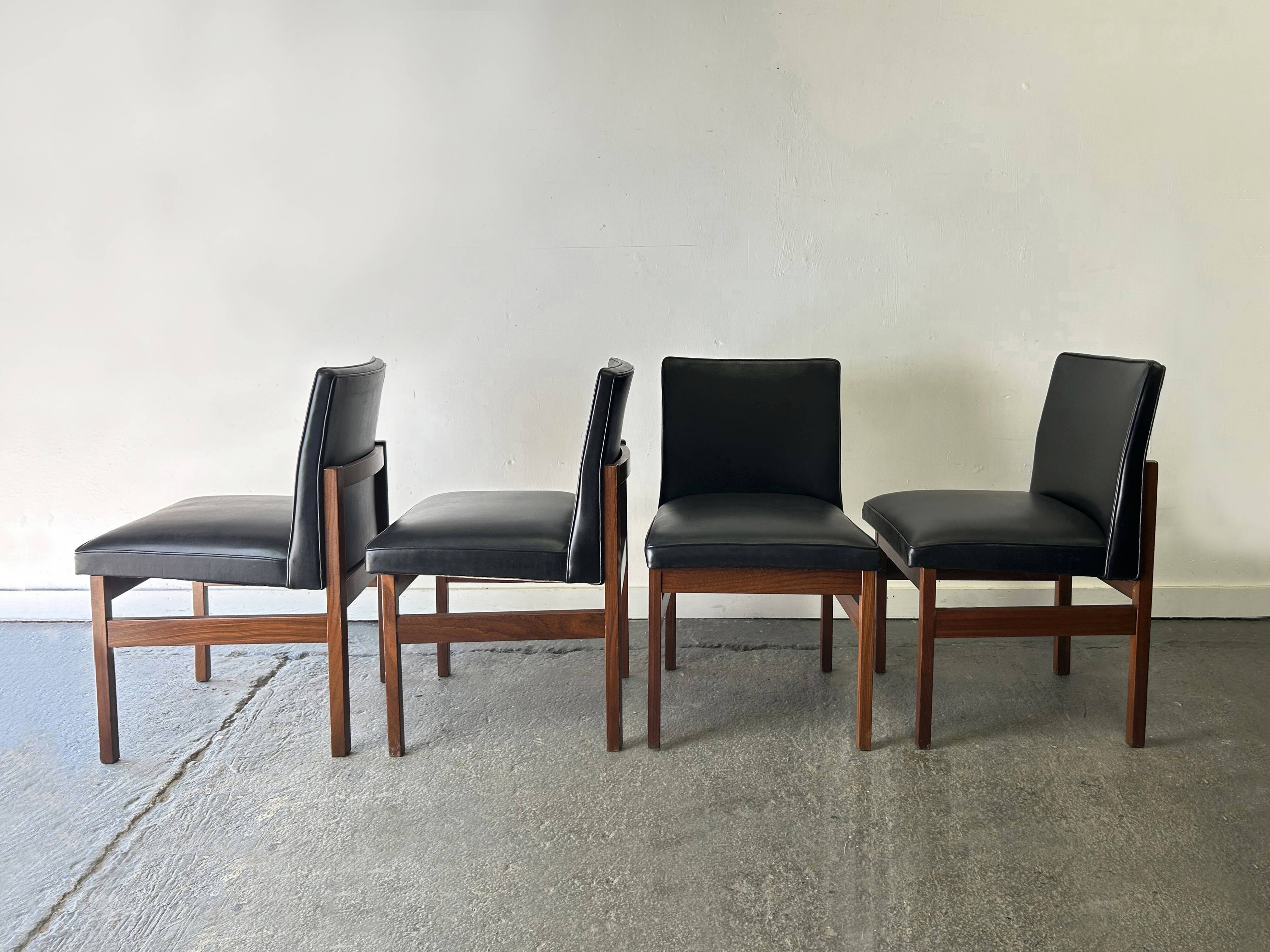 Ensemble de quatre chaises de salle à manger en teck Vanson Peter Hayward d'époque mid-century, noires d'origine.