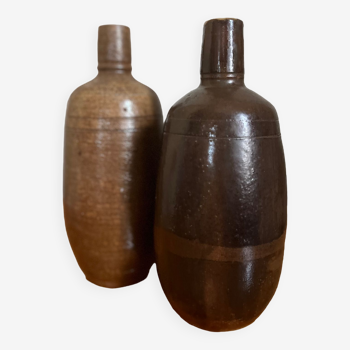 Ensemble de deux bouteilles en grès vintage