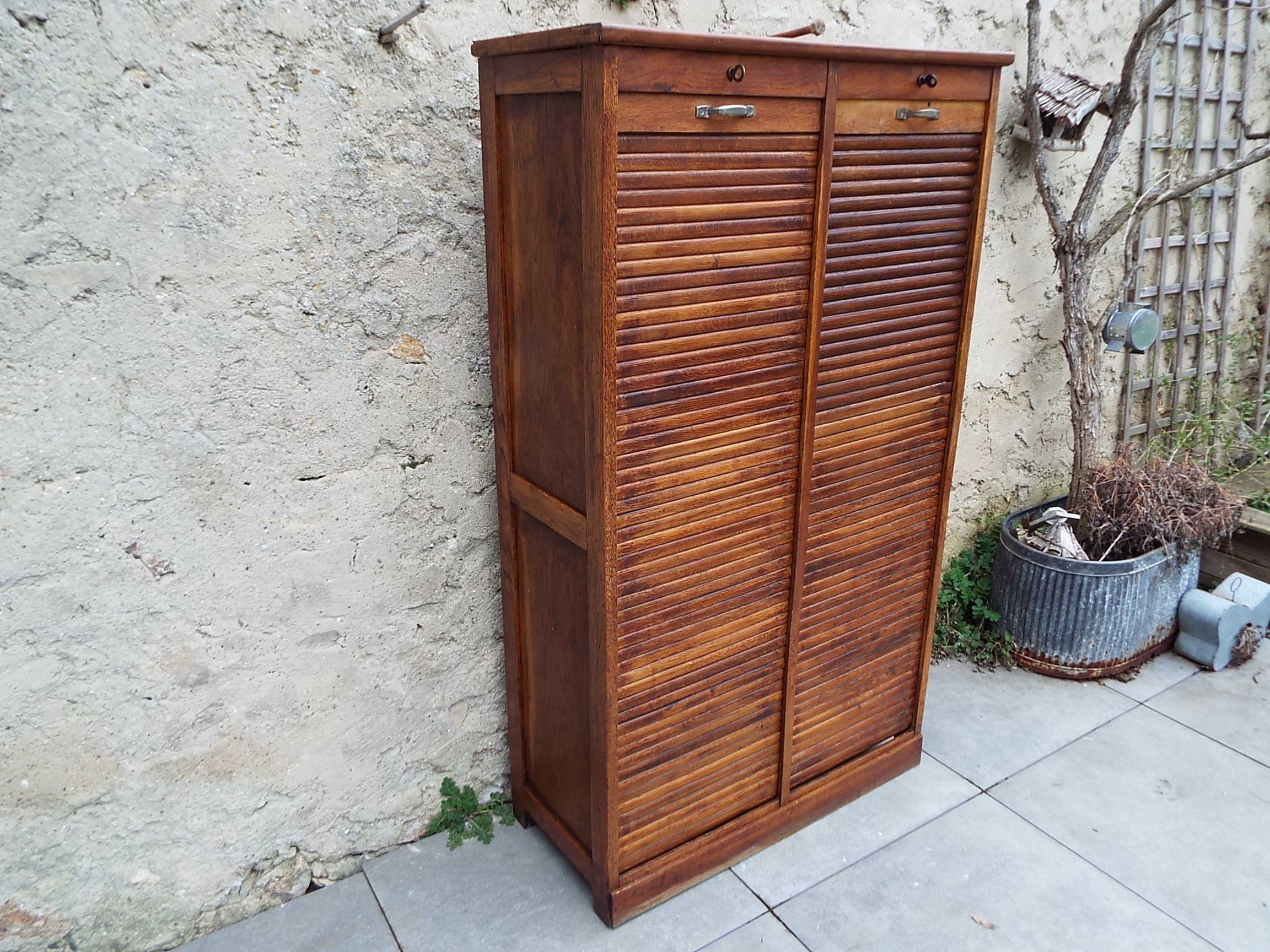 Double curtain cabinet