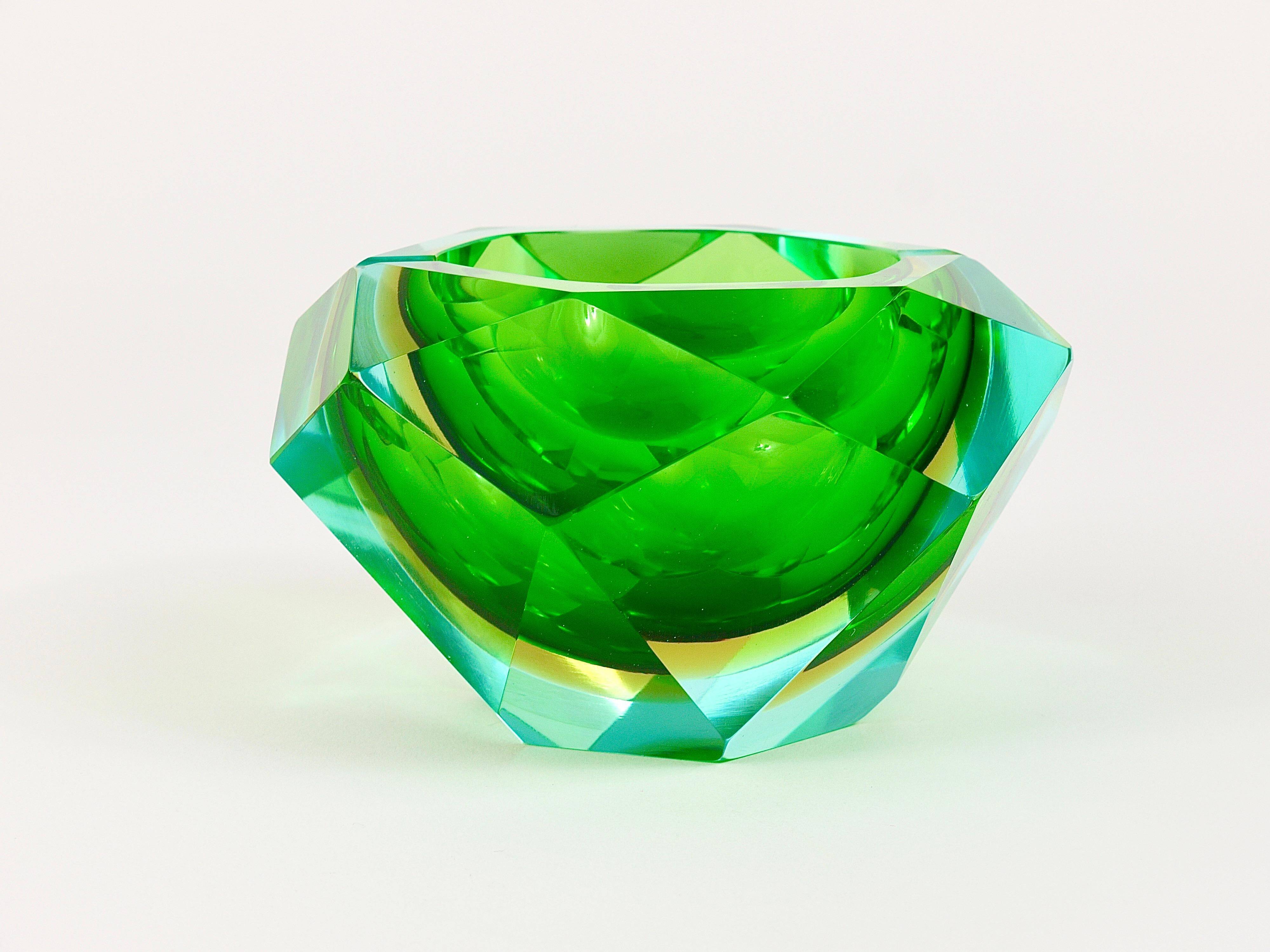 Faceted diamond ashtray in colour from the 1960s by Flavio Poli for Seguso, Murano, Italy.