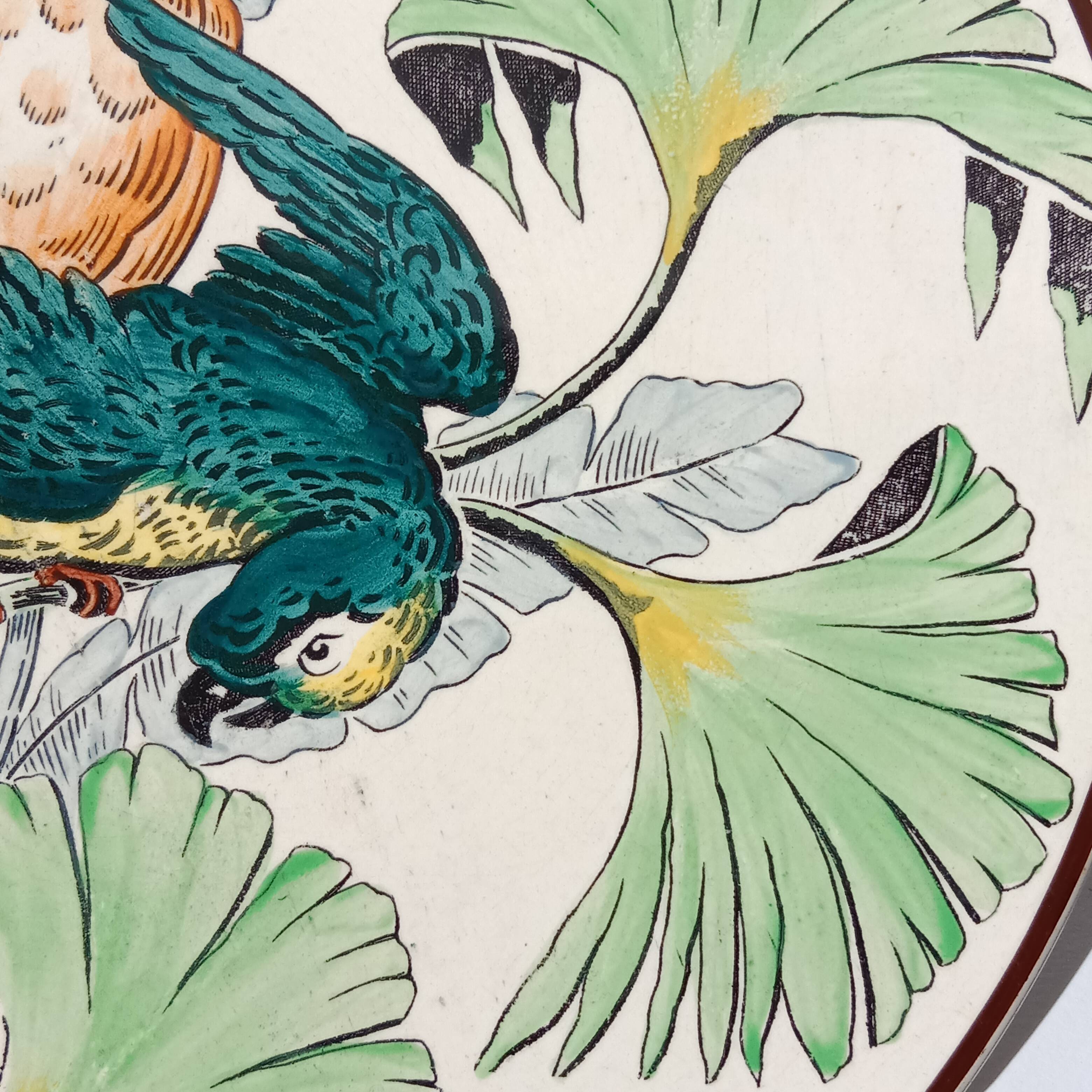 Plat rond à décor de perroquets dans la jungle, circa 1900