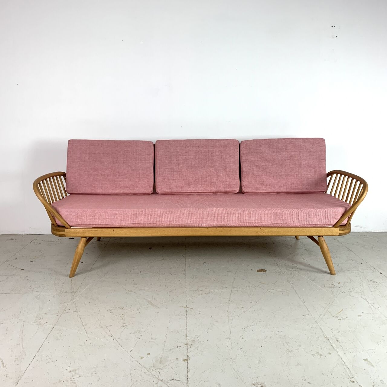 Vintage sofa ercol studio - blond and pink