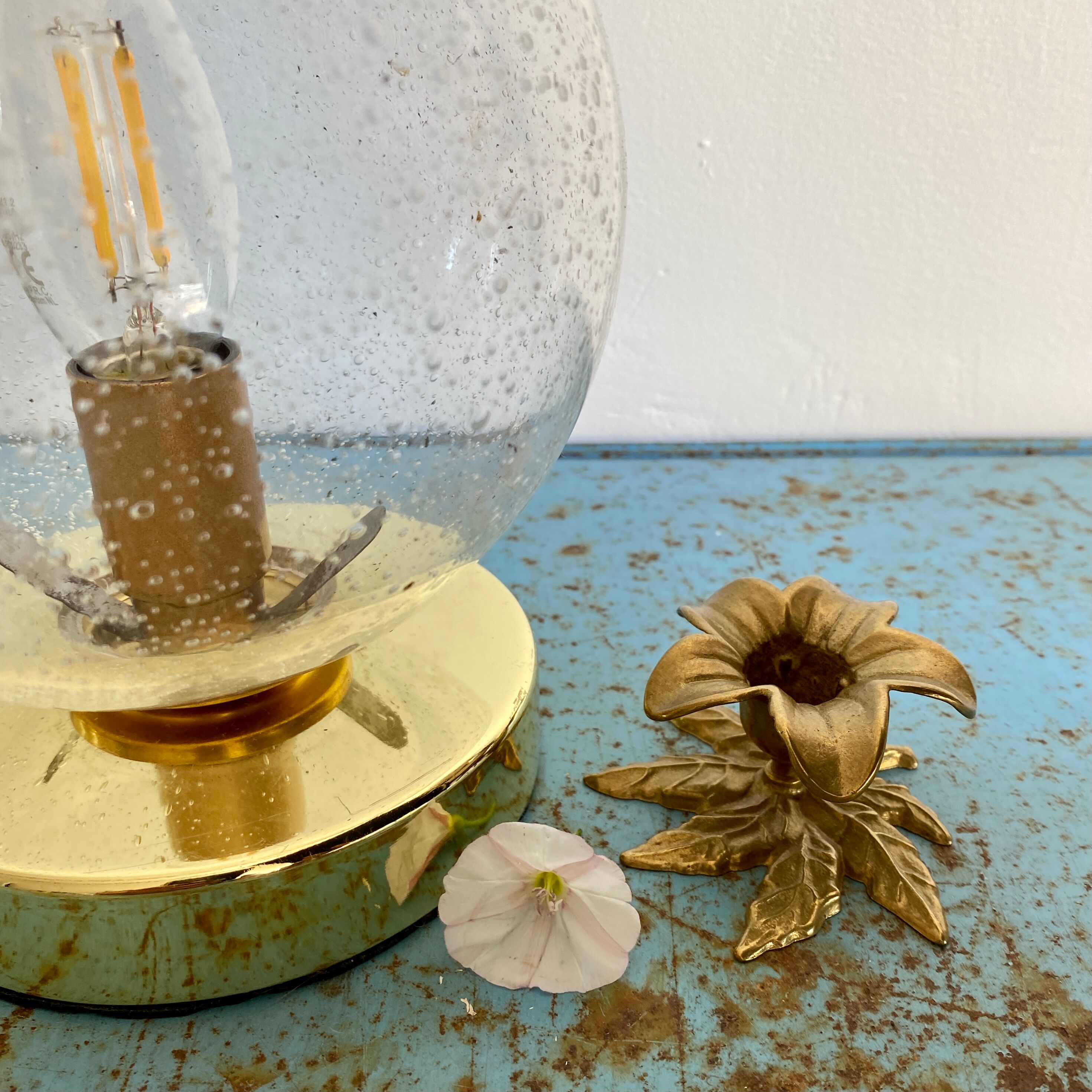 Vintage globe laying lamp in bulled glass