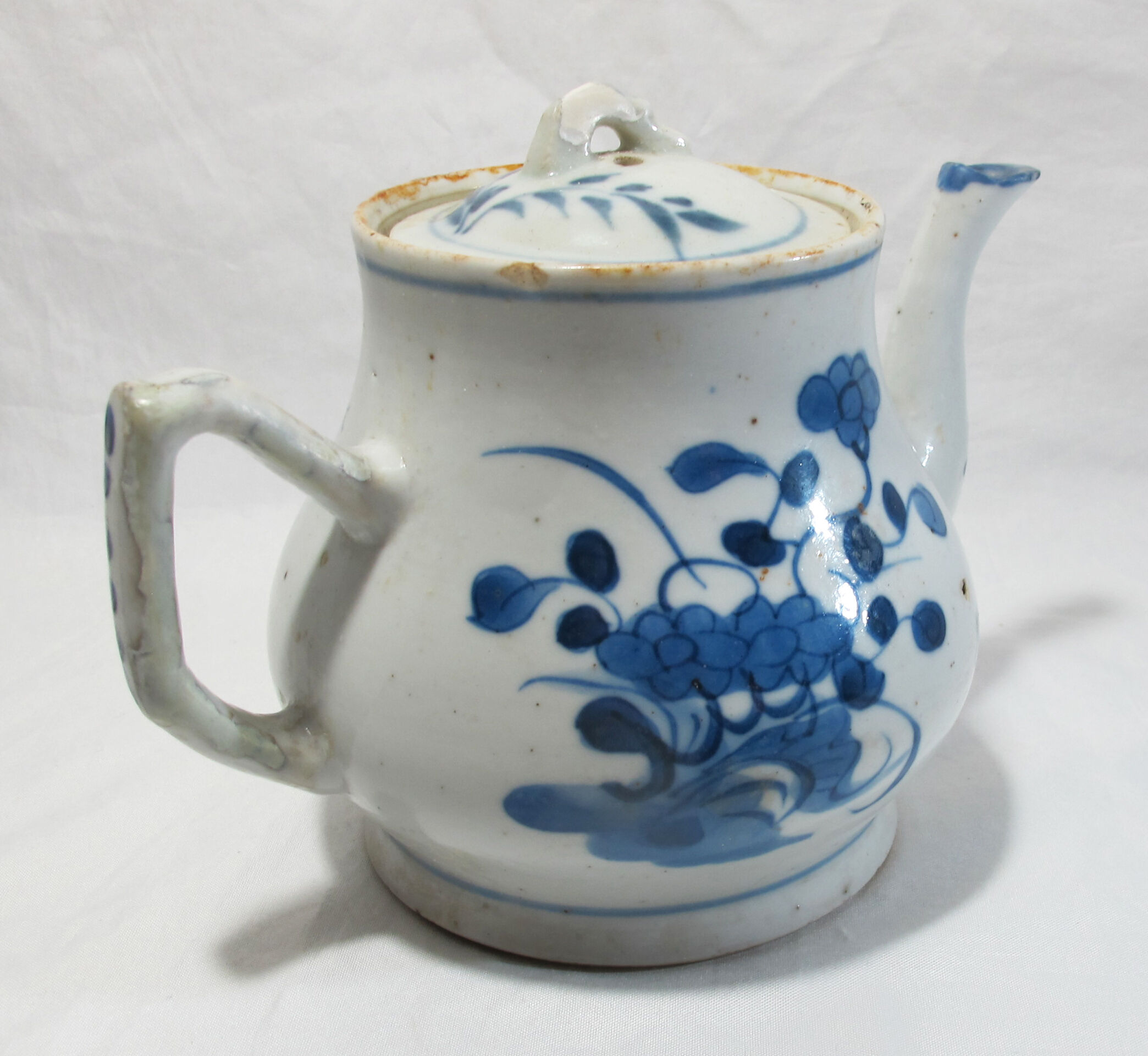 Ancient blue white teapot, China Qing Dynasty
