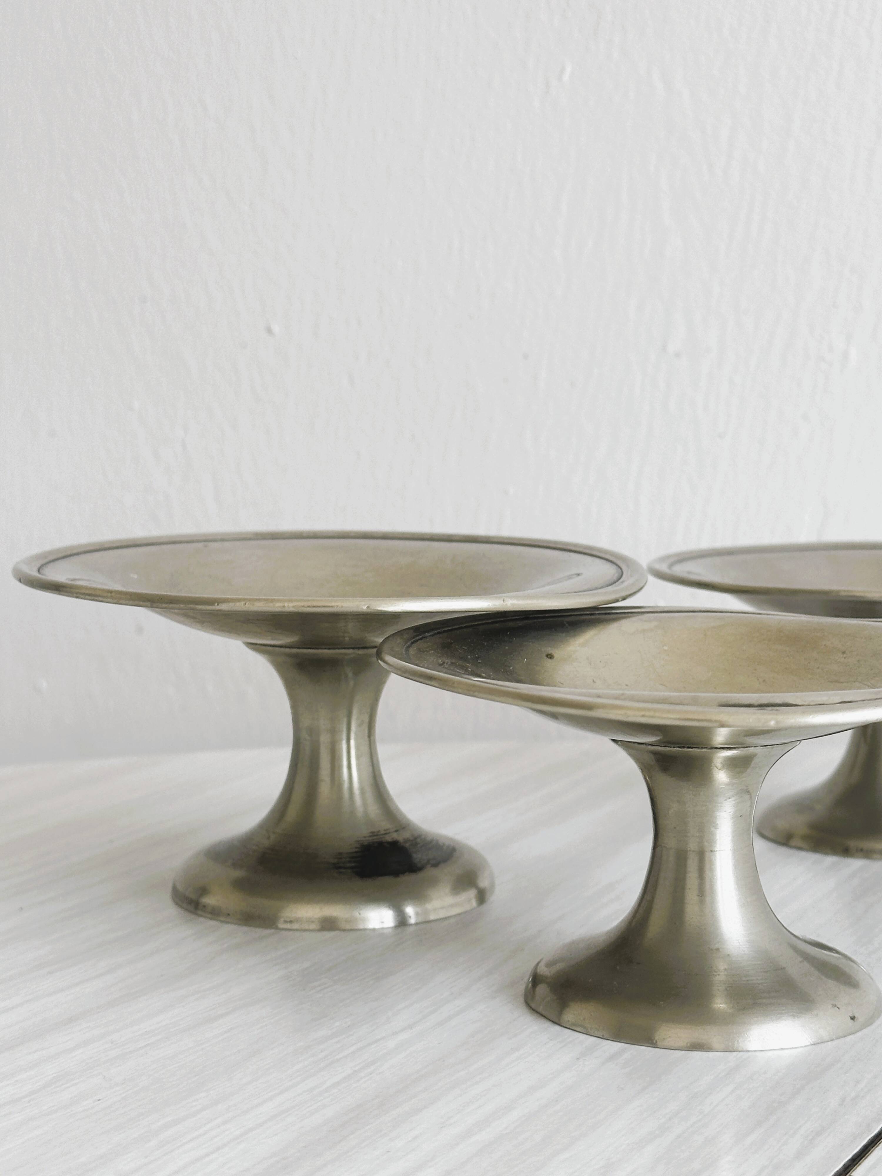 3 plats sur pied en métal