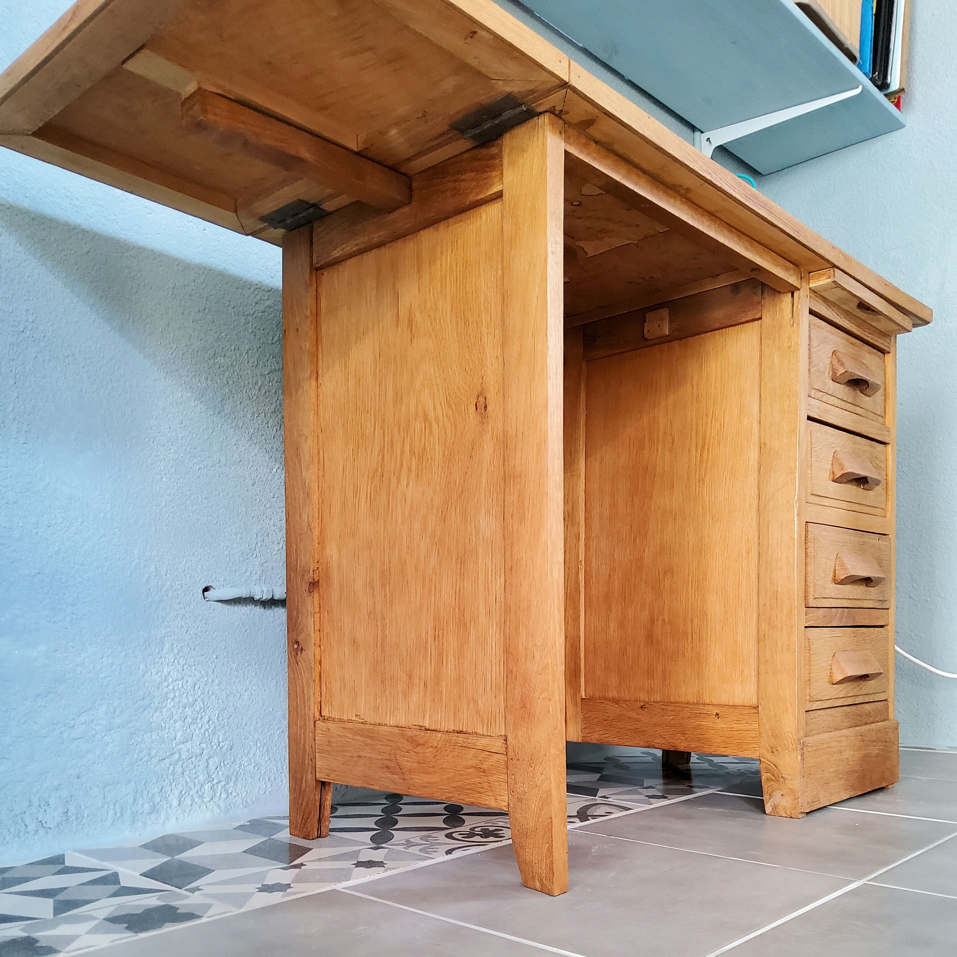 Expandable child desk