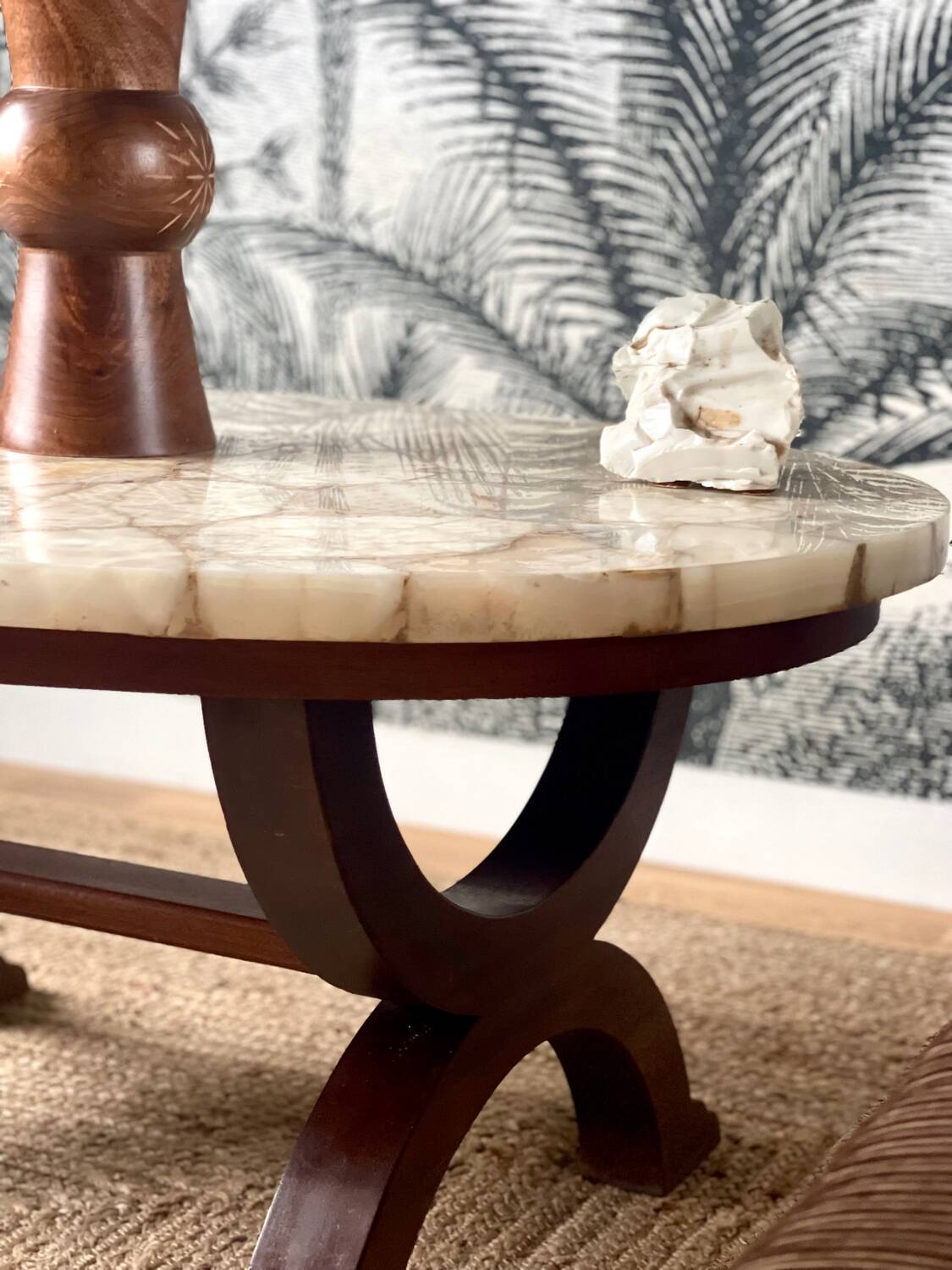 Coffee table in wood, marble and onyx.
