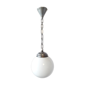 Suspension art déco globe en opaline et chaîne en aluminium