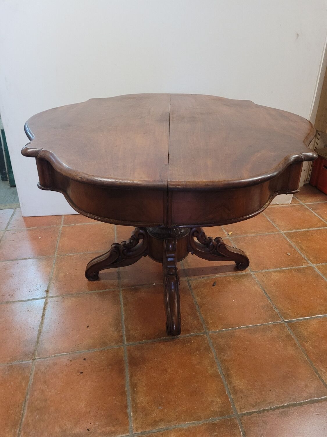 Mahogany gueridon with 1 extension cord