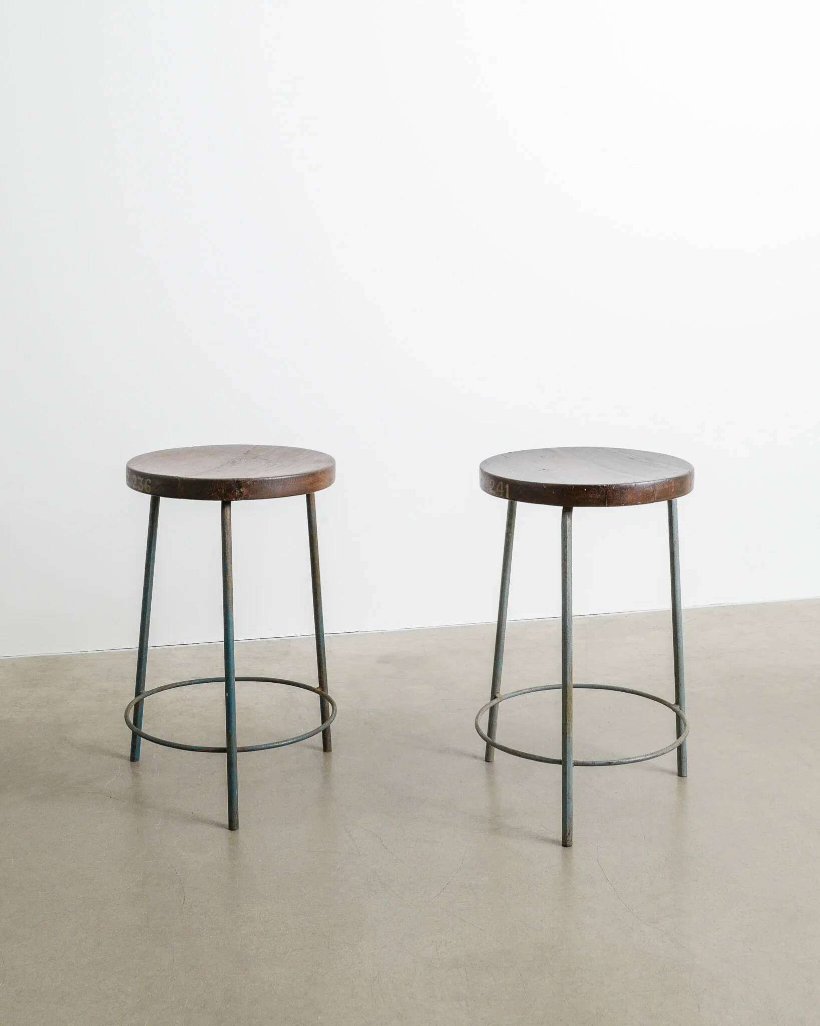 Paire de tabourets de bar hauts Pierre Jeanneret, années 1950