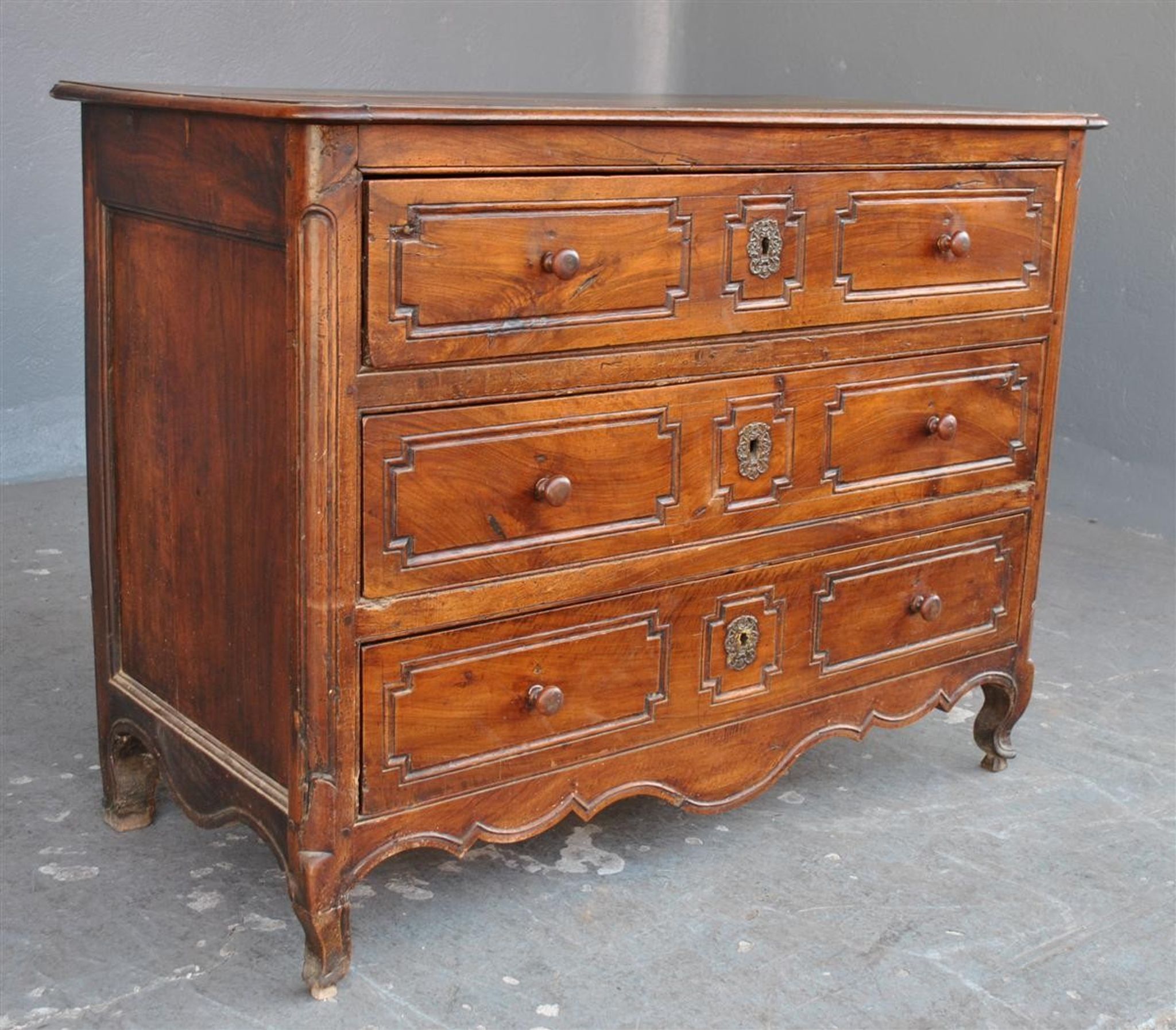Commode en noyer d'époque XVIIIème