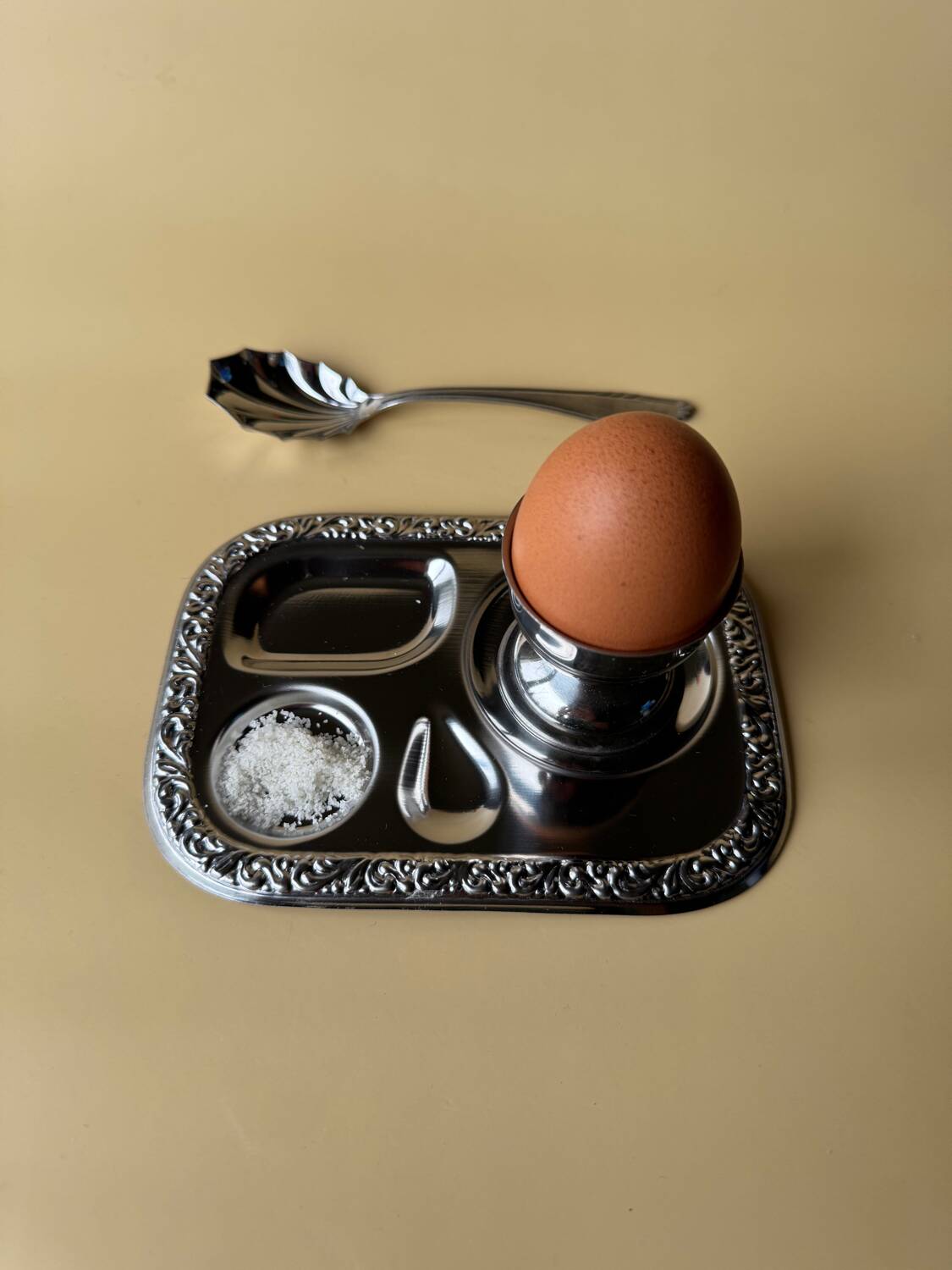 A set of 6 vintage breakfast metal plates