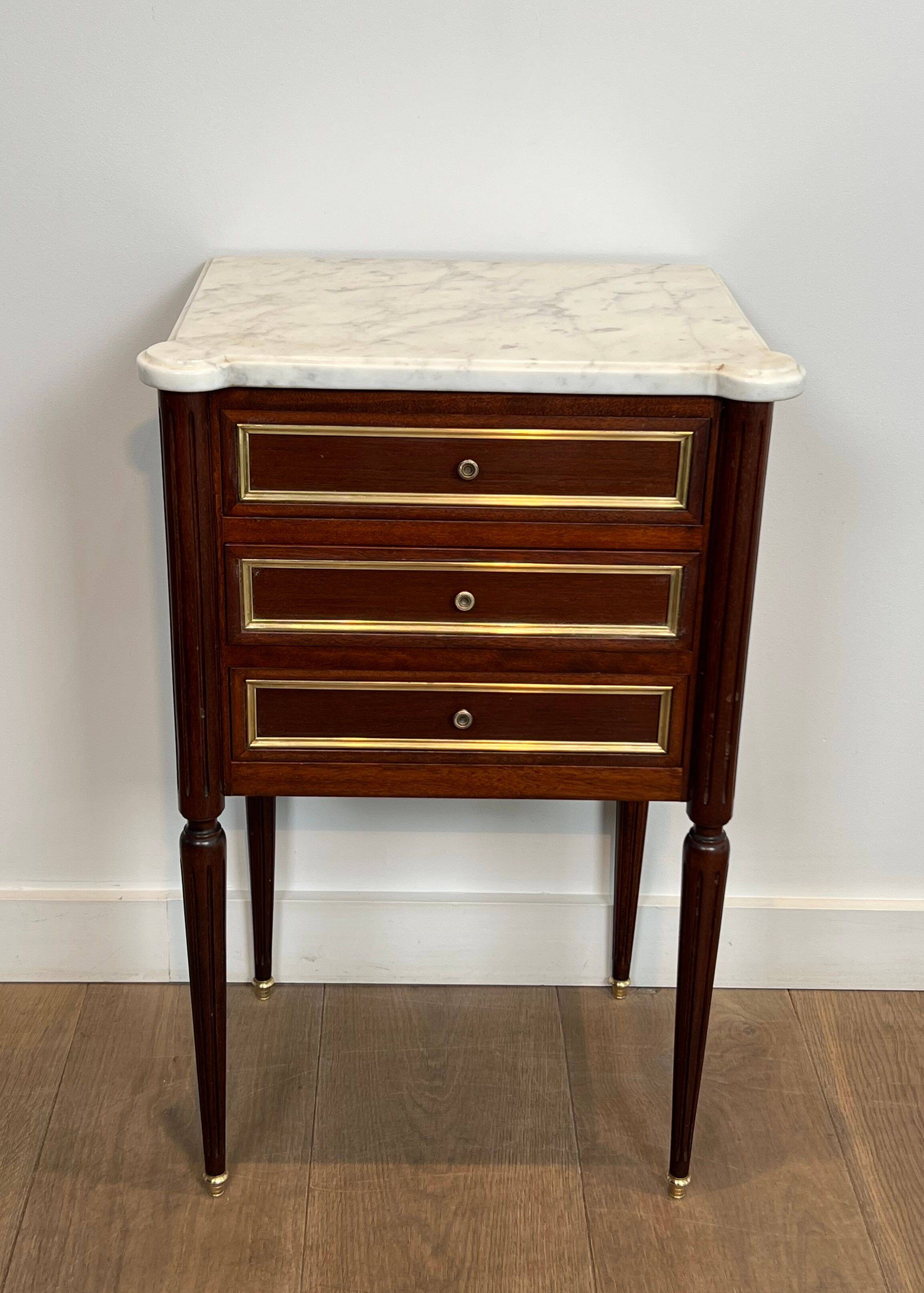 Pair of mahogany and brass side tables or bedside tables with Carrara marble tops.