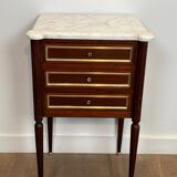 Pair of mahogany and brass side tables or bedside tables with Carrara marble tops.