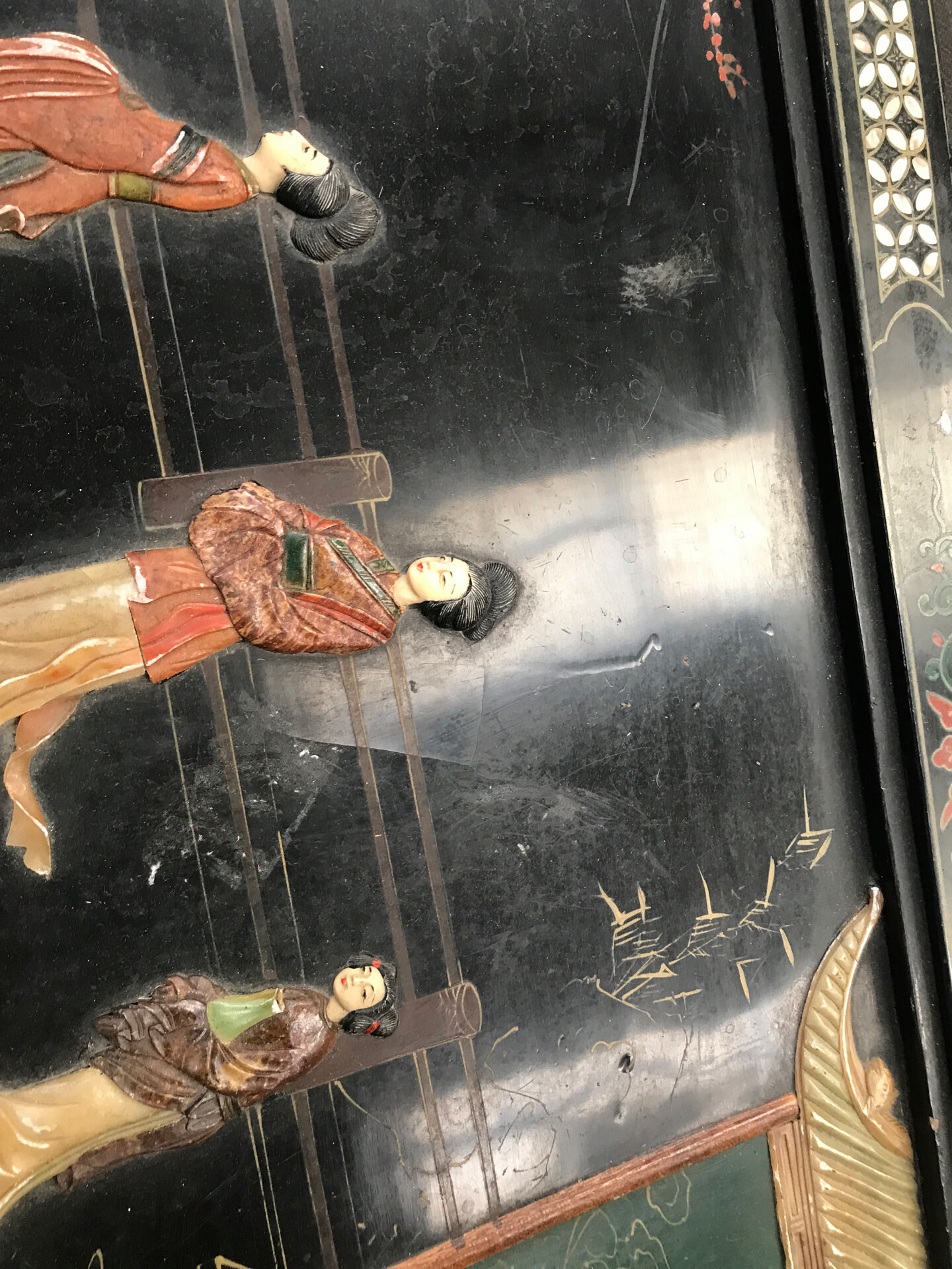 Table basse Chinoise avec sculpture et nacre