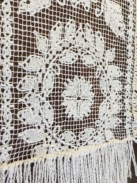 Old napperon in knotted and hand-embroidered fillet