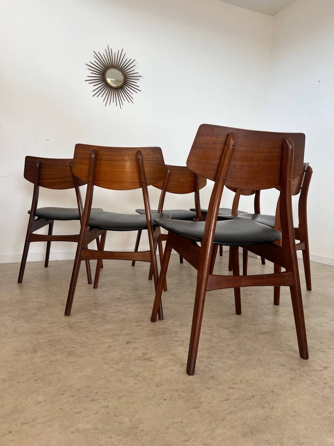 Set of 6 teak and black imitation leather chairs, Scandinavian design from the 70s vintage
