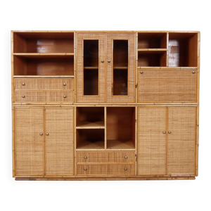 Un meuble mural en bambou - rotin