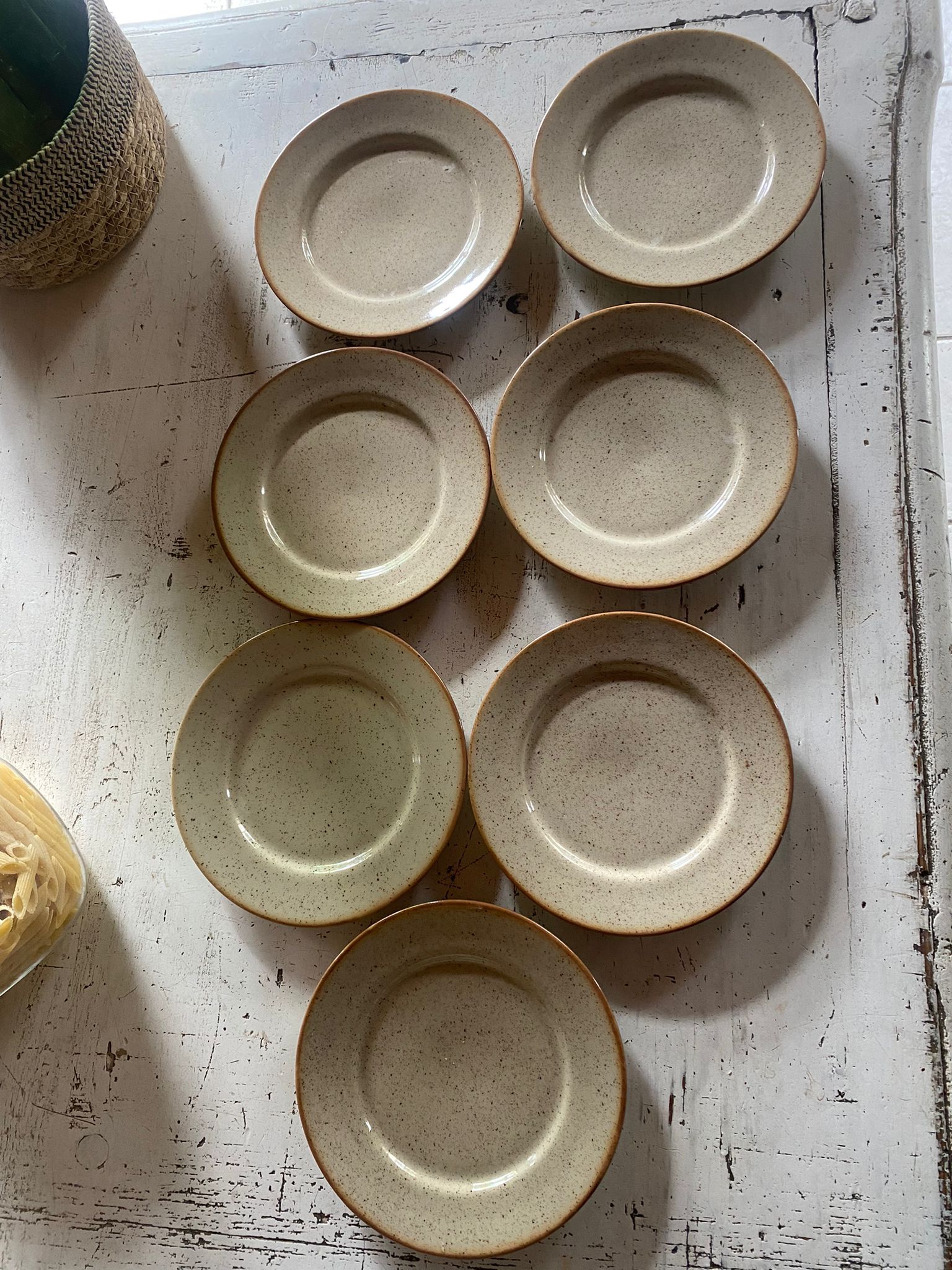 Set of 7 plates to be served in sandstone