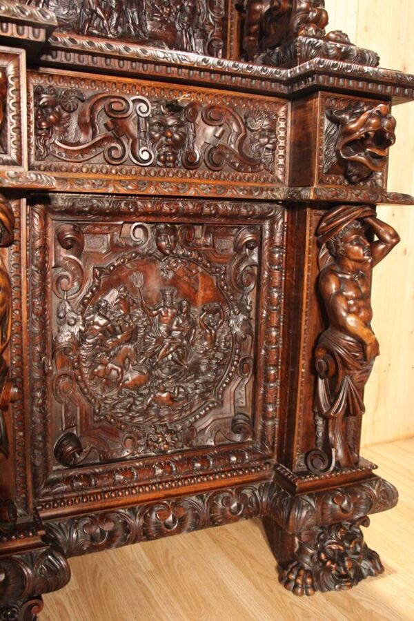Buffet dressoir de château en noyer de style Renaissance XIXème