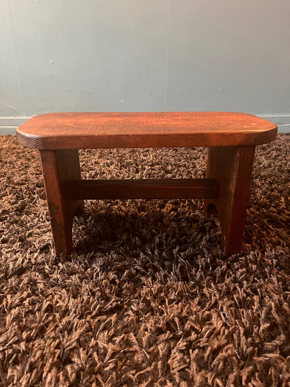 Petit tabouret ou repose pied en bois