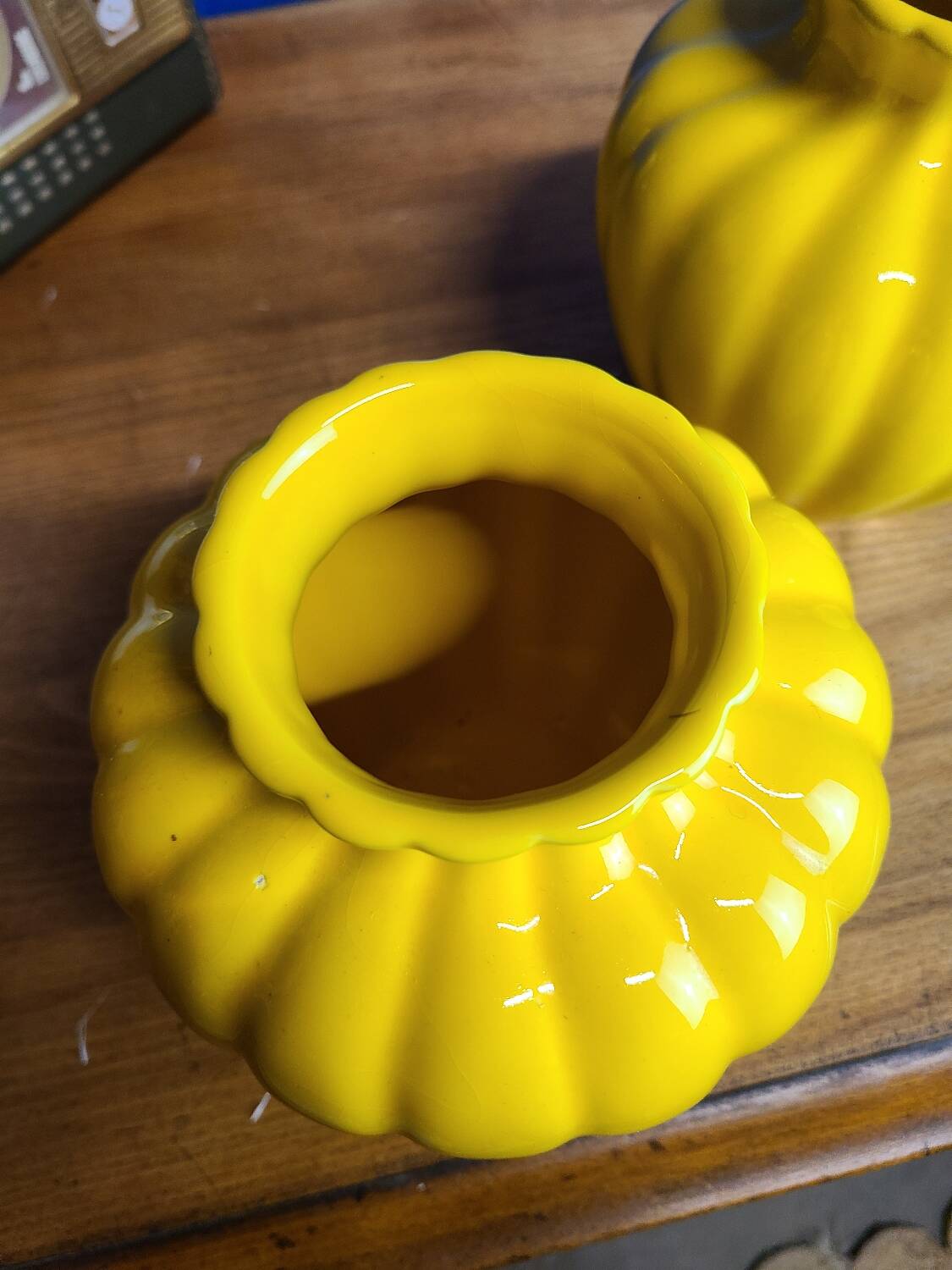 Paire de vase en émail jaune citron