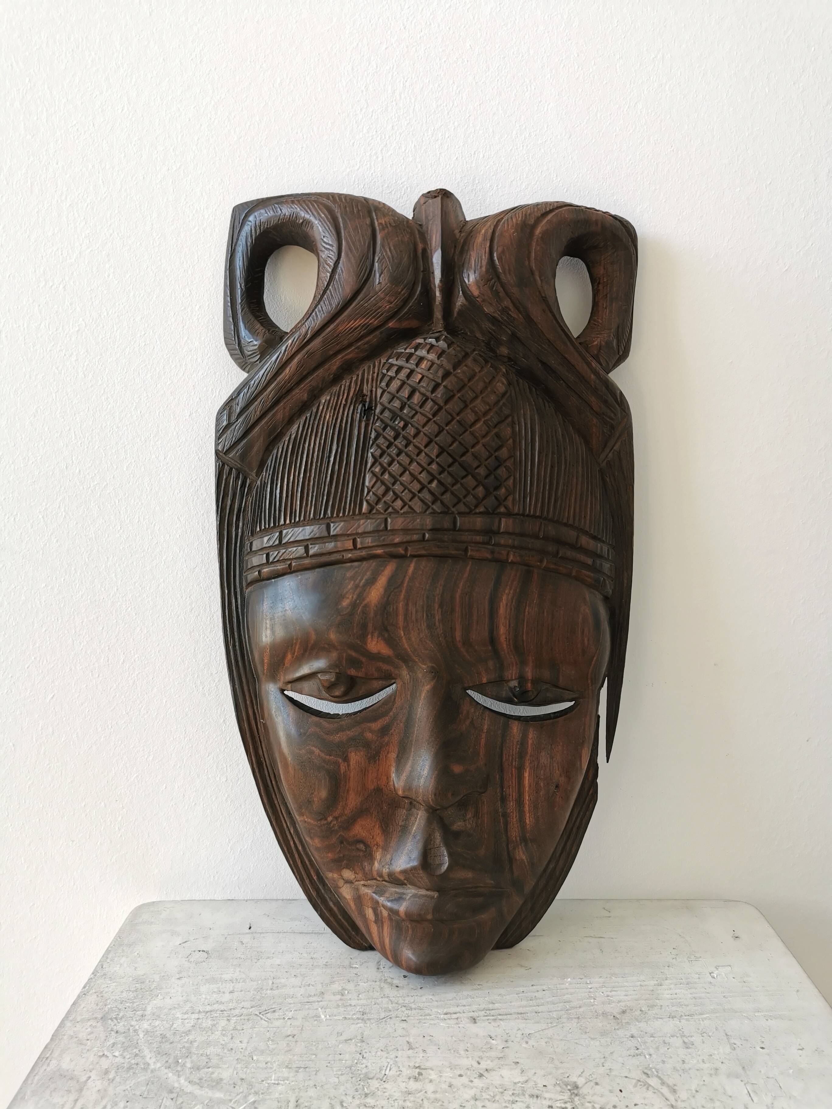Masque en bois africain sculpté à la main vintage : décoration murale tribale