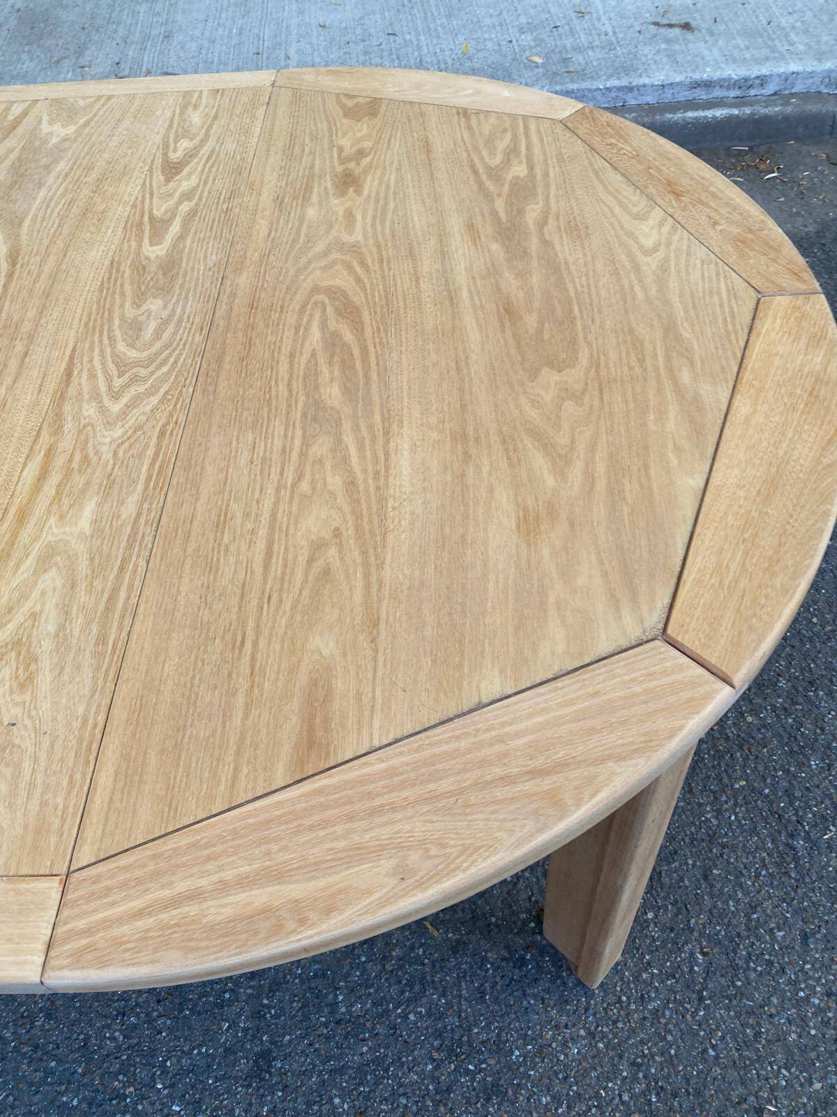 Table à manger scandinave ronde extensible décapée en chêne brut 1970