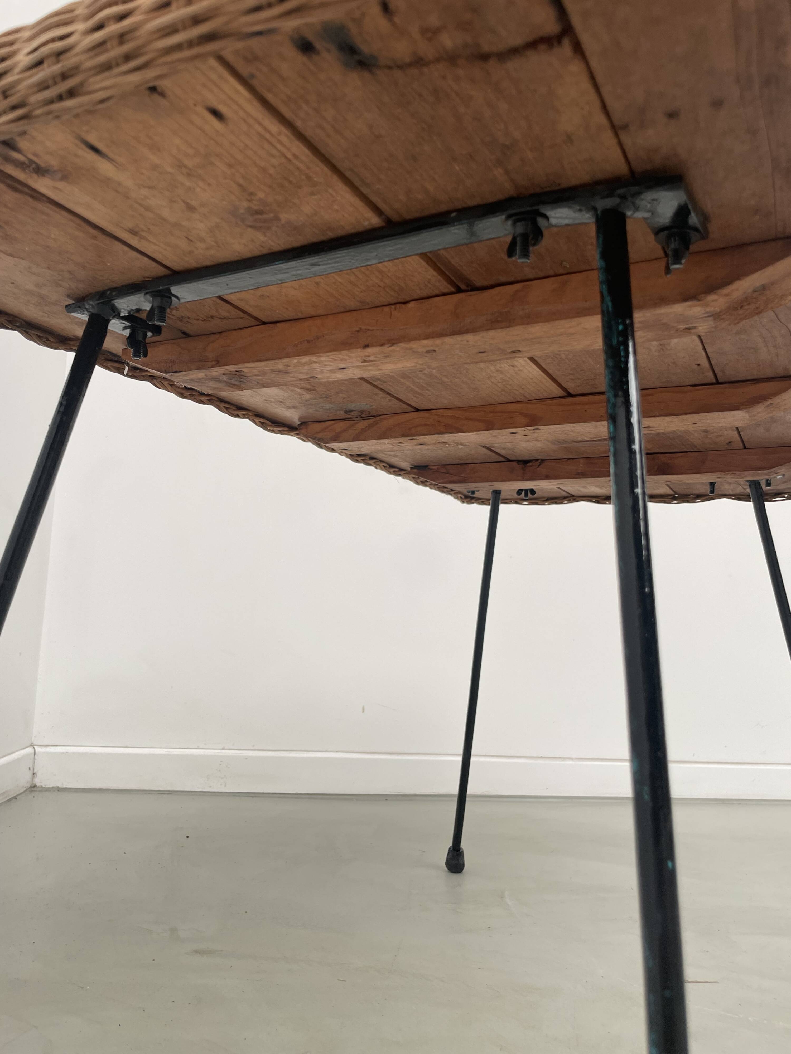 Table basse osier tressé et métal 1960