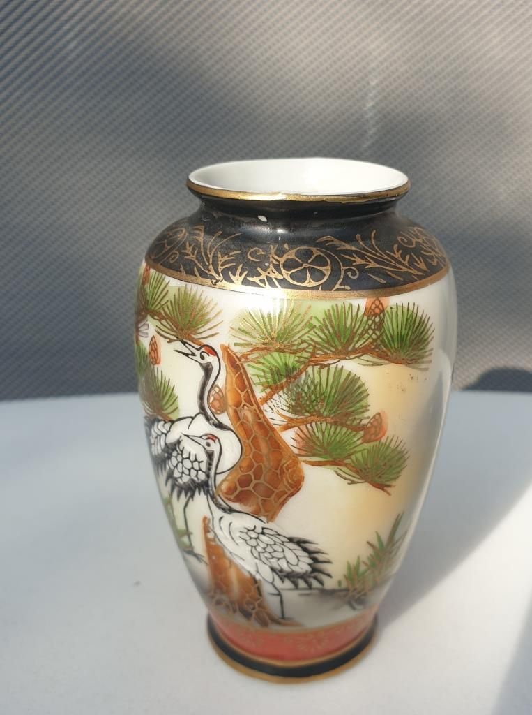 Small Japanese vase porcelain Satsuma couple of cranes