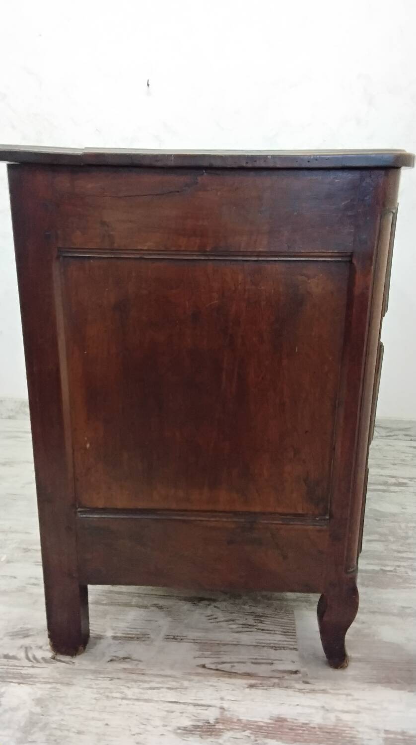 Rustic walnut chest of drawers from the 18th century