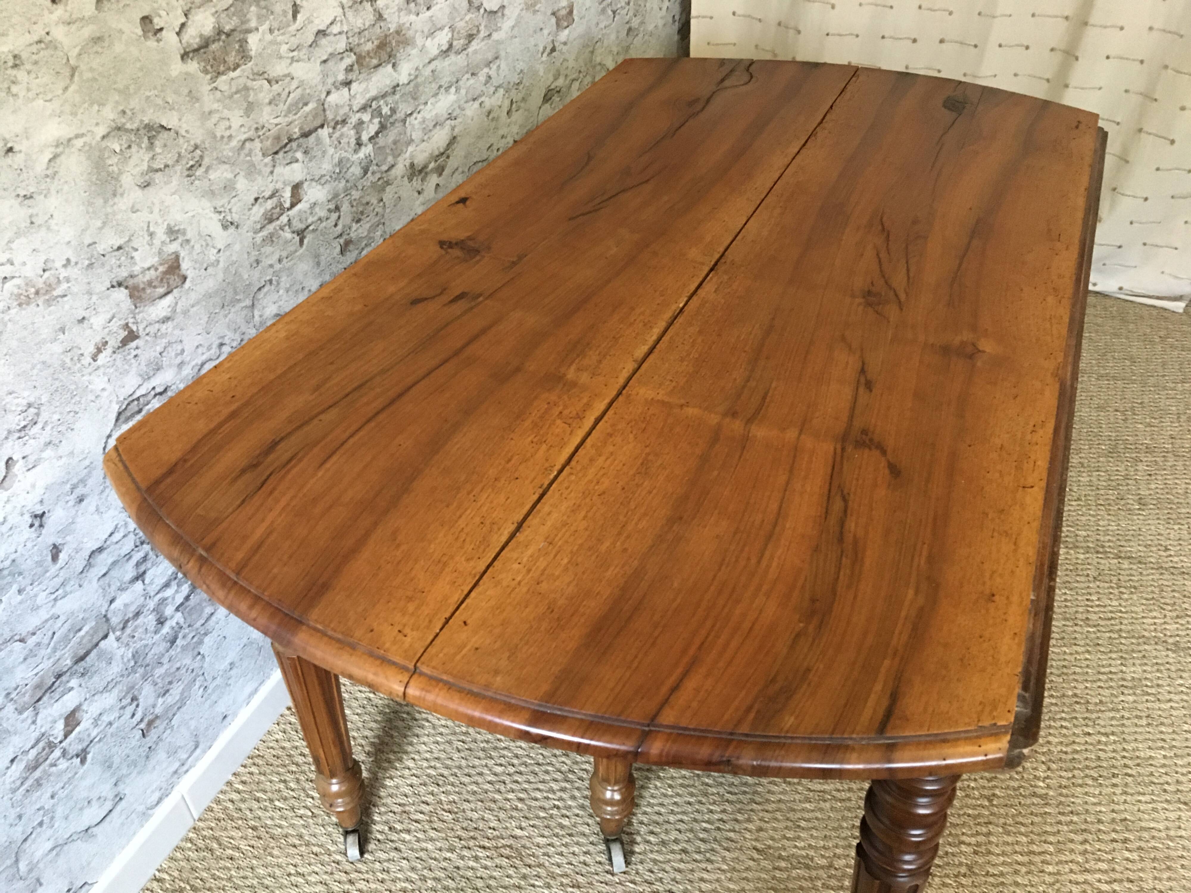 Extendable cherry round table
